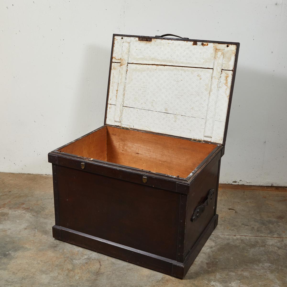 1860s English Large Painted Camphorwood Silver Chest with Leather Handles In Good Condition For Sale In Los Angeles, CA