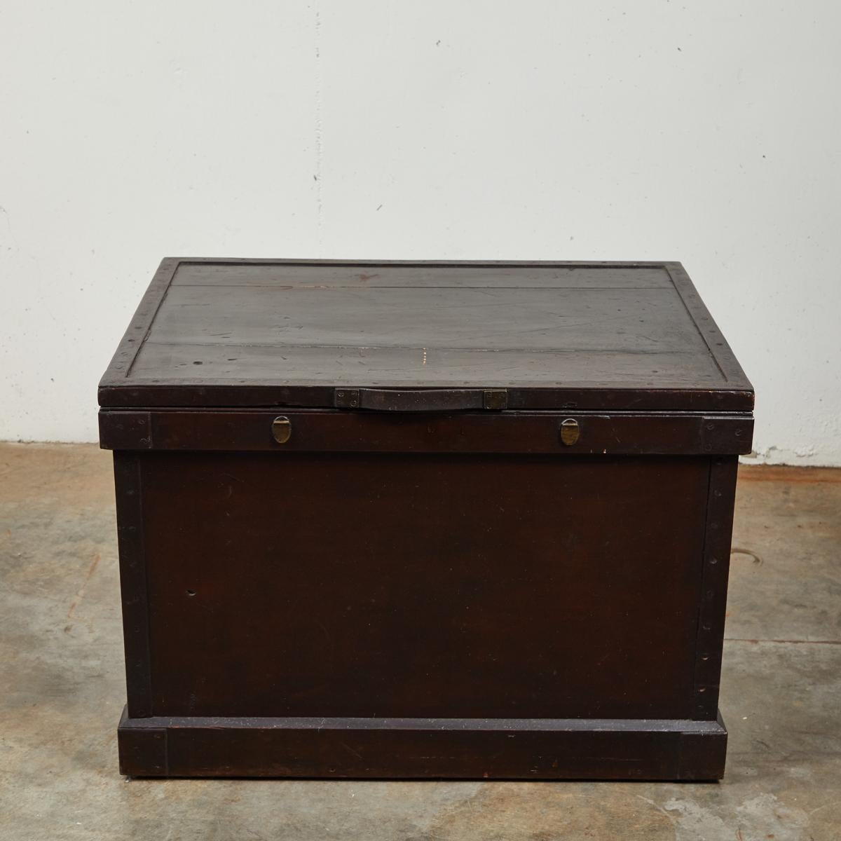 Wood 1860s English Large Painted Camphorwood Silver Chest with Leather Handles For Sale