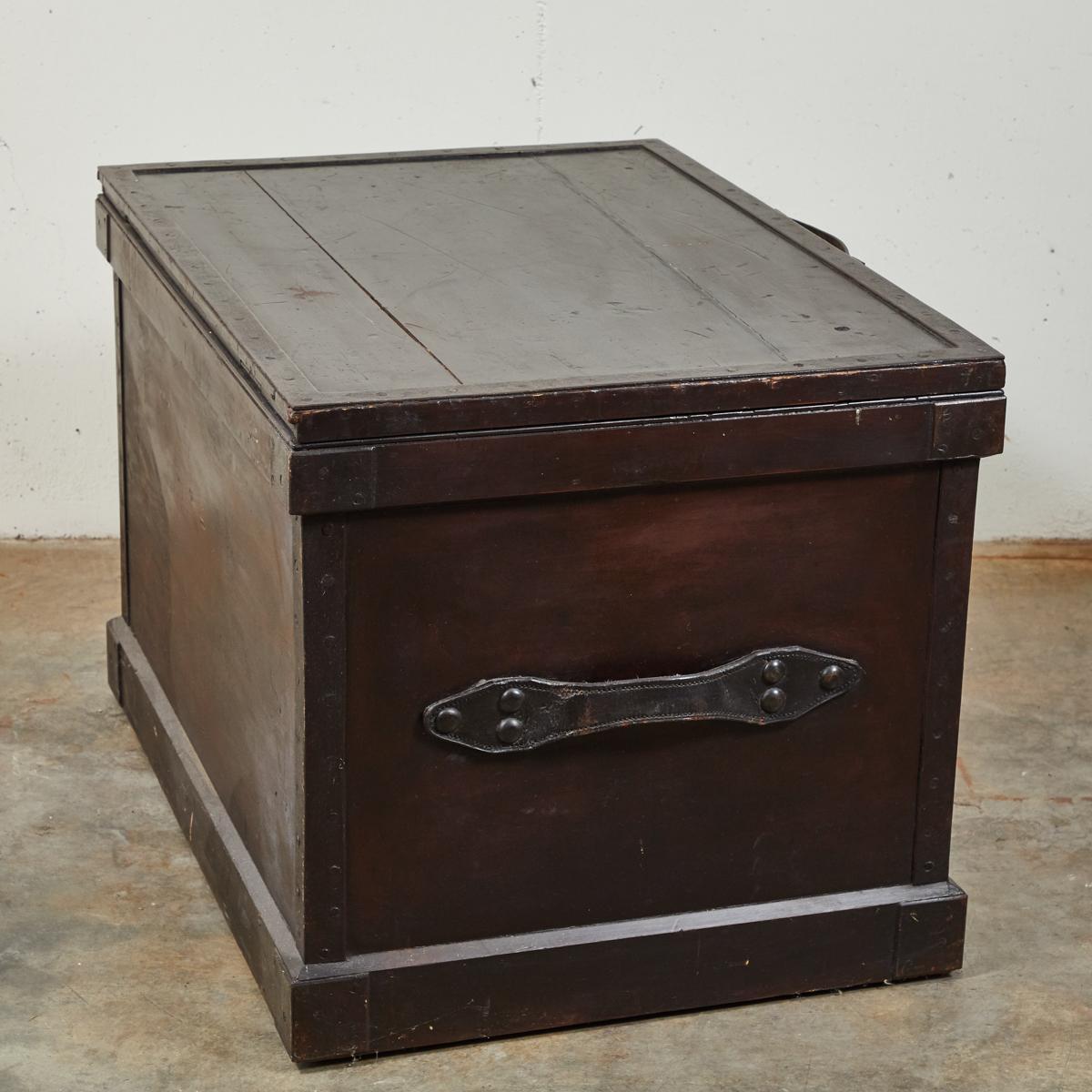 1860s English Large Painted Camphorwood Silver Chest with Leather Handles For Sale 1