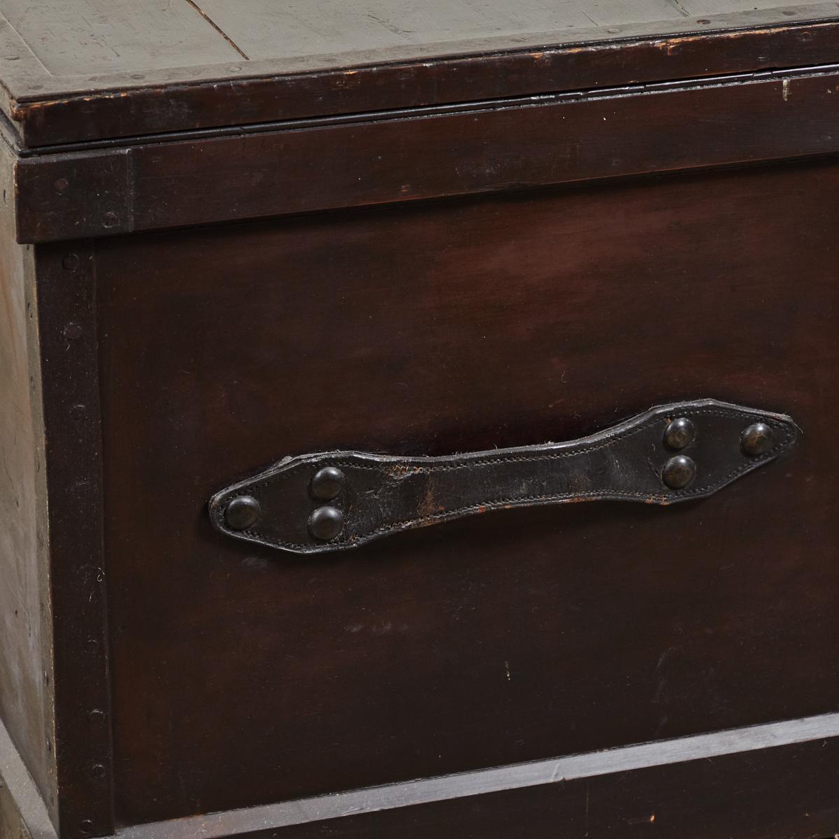 1860s English Large Painted Camphorwood Silver Chest with Leather Handles For Sale 2
