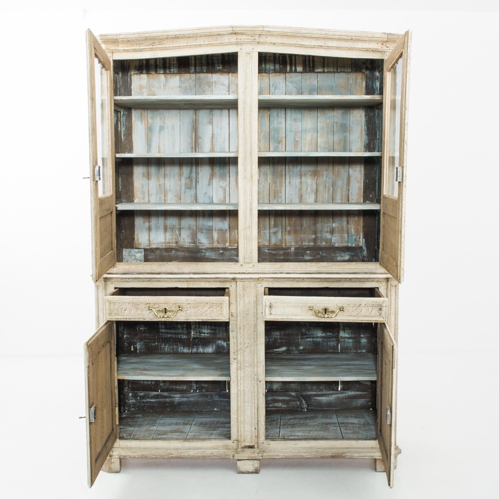 Provincial français Vitrine française en chêne blanchi des années 1860