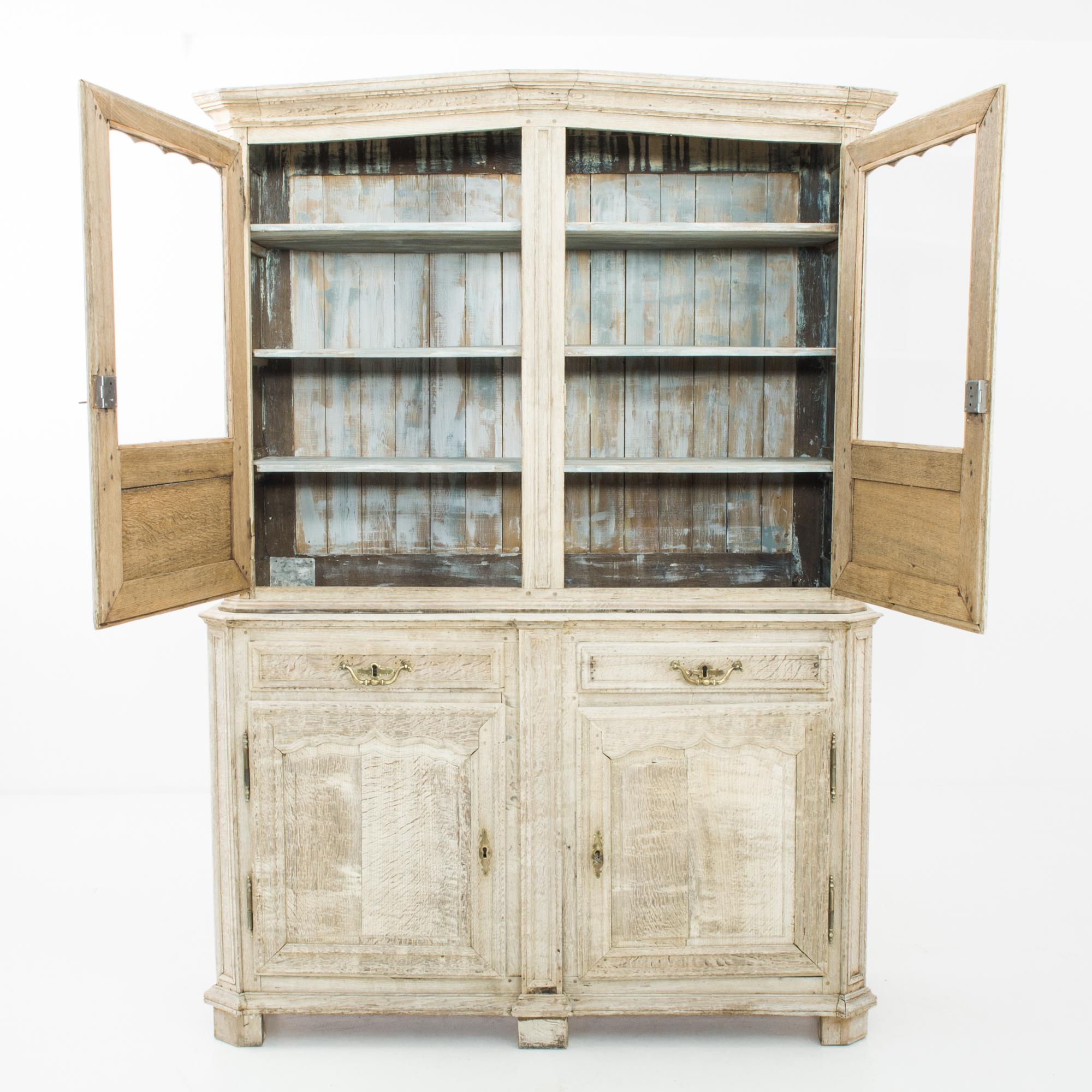 Français Vitrine française en chêne blanchi des années 1860