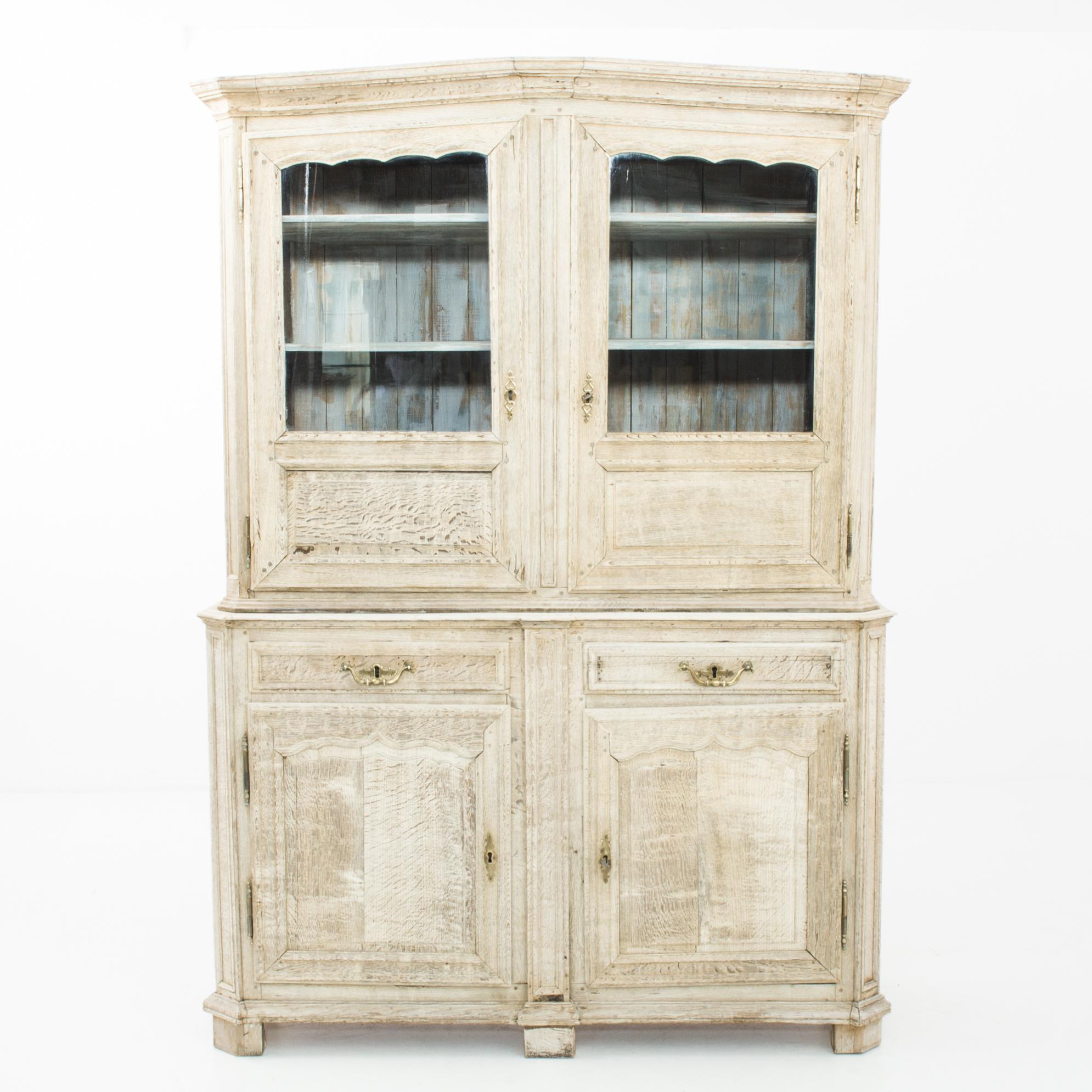 Vitrine française en chêne blanchi des années 1860 Bon état à High Point, NC