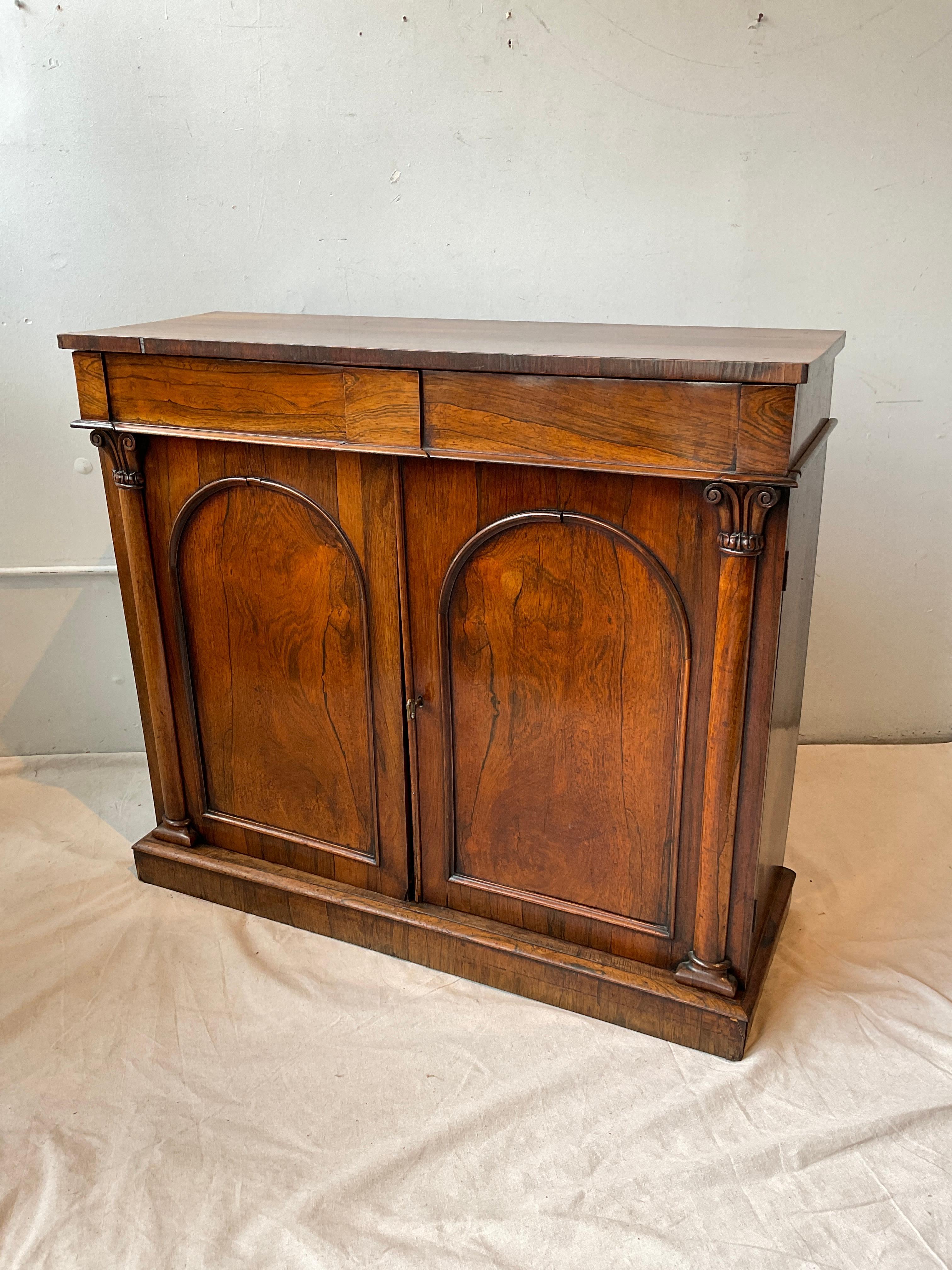 Credenza o console Impero francese del 1860. Un lato è stato schiarito dal sole, come mostrato nell'immagine.