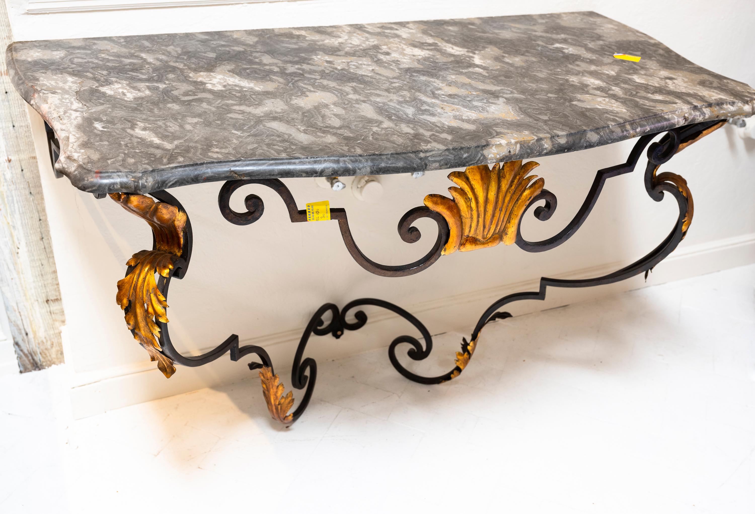 Console à plateau de marbre en fer à volutes (c. 1860). À la fois imposante et aérienne, cette table en fer avec des détails en feuilles d'or n'est pas écrasante et fera de l'effet dans un espace de toute taille. Plateau en marbre italien