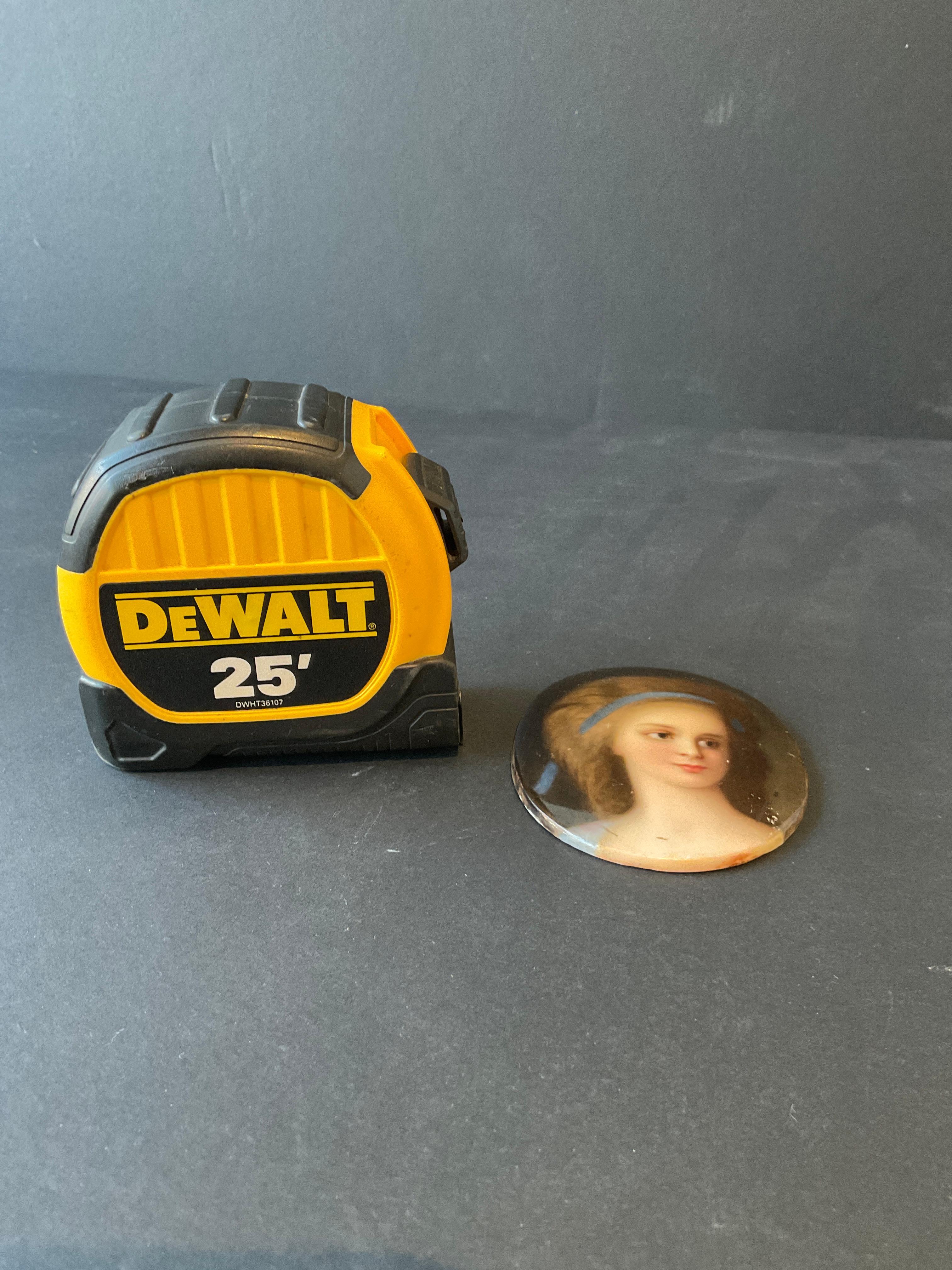 1860er Jahre Französisch Miniatur weibliches Porträt auf Porzellan im Zustand „Gut“ im Angebot in Tarrytown, NY