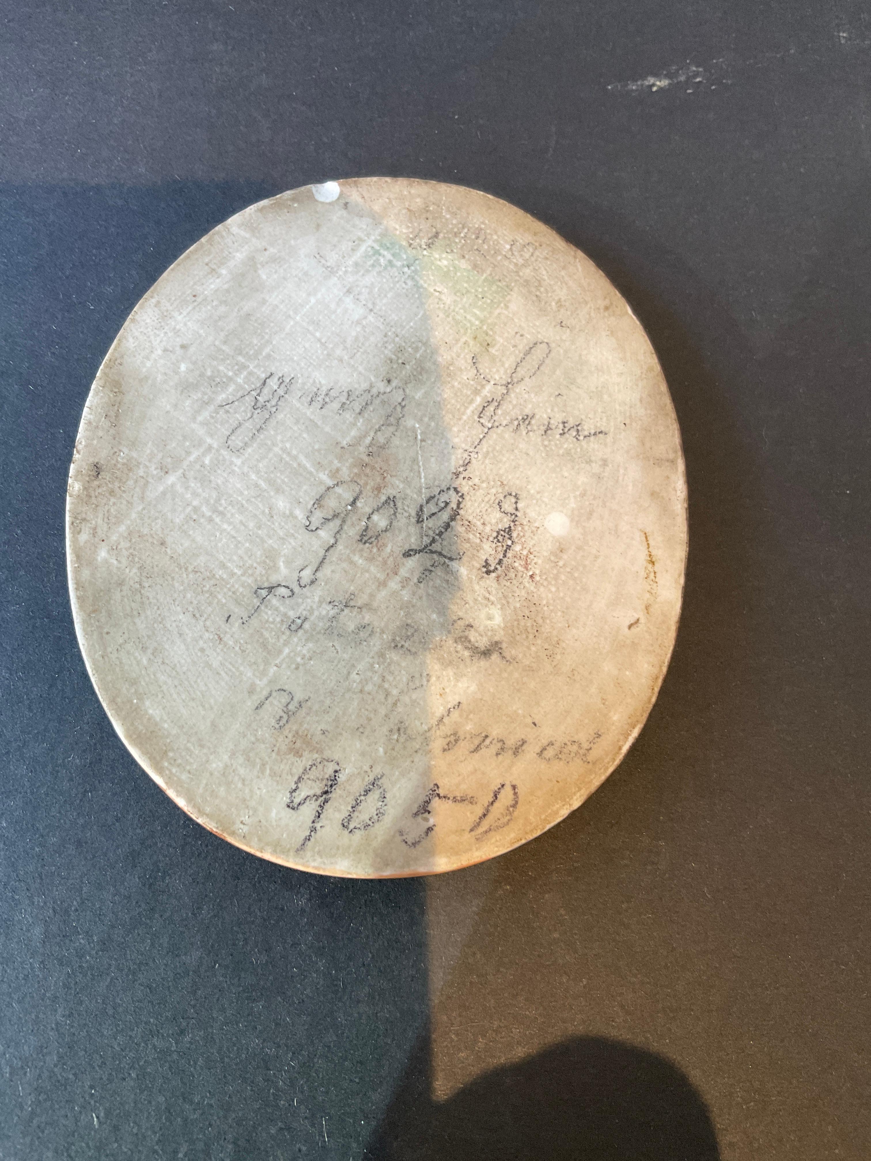 1860er Jahre Französisch Miniatur weibliches Porträt auf Porzellan (Mittleres 19. Jahrhundert) im Angebot