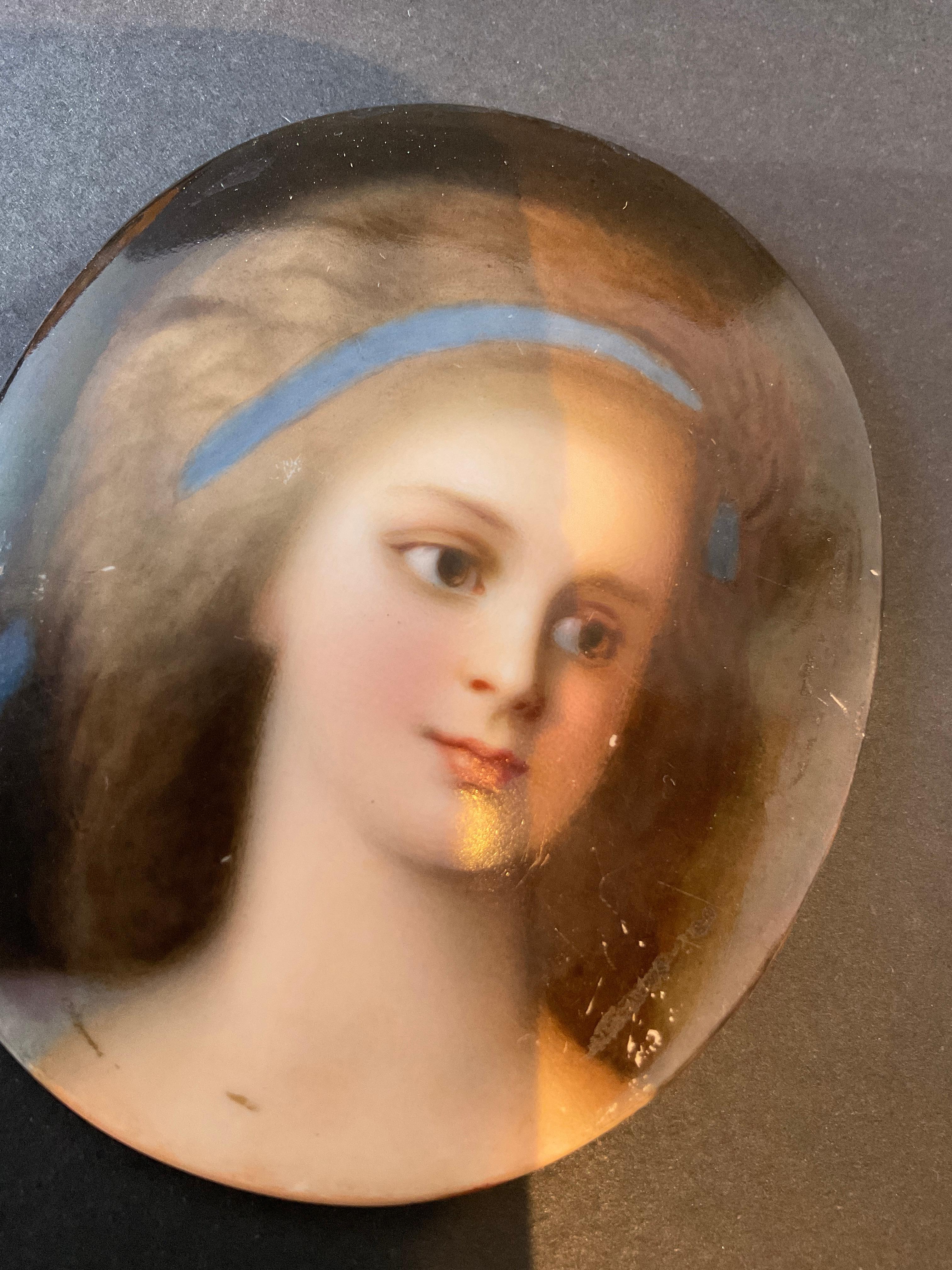 1860er Jahre Französisch Miniatur weibliches Porträt auf Porzellan im Angebot 1