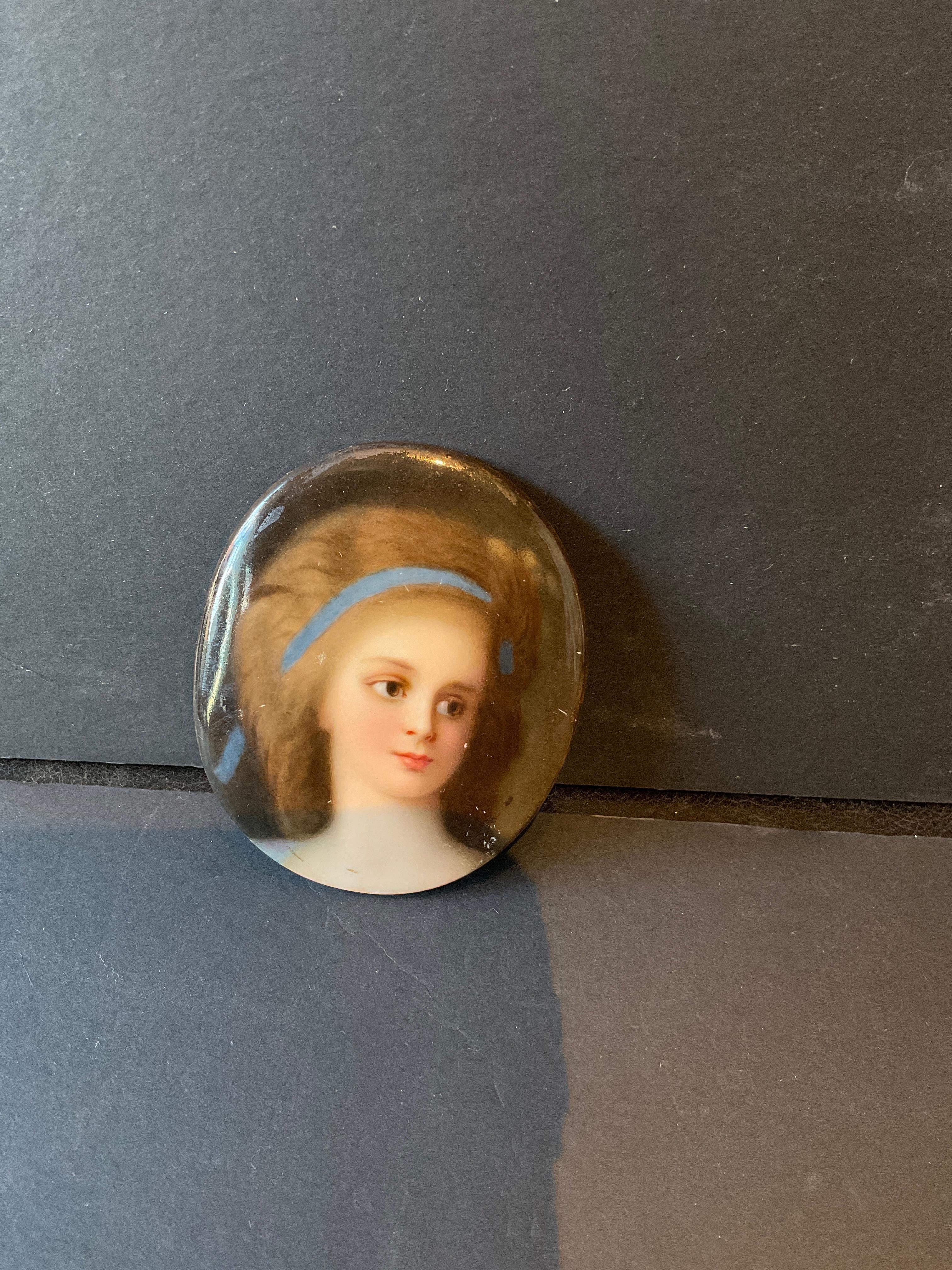 1860er Jahre Französisch Miniatur weibliches Porträt auf Porzellan im Angebot 3