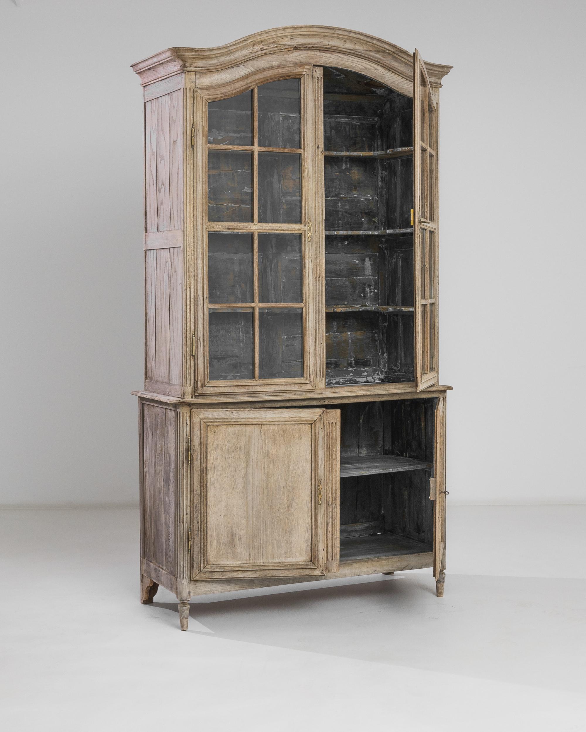1860s French Oak Vitrine with Patinated Interior In Good Condition For Sale In High Point, NC