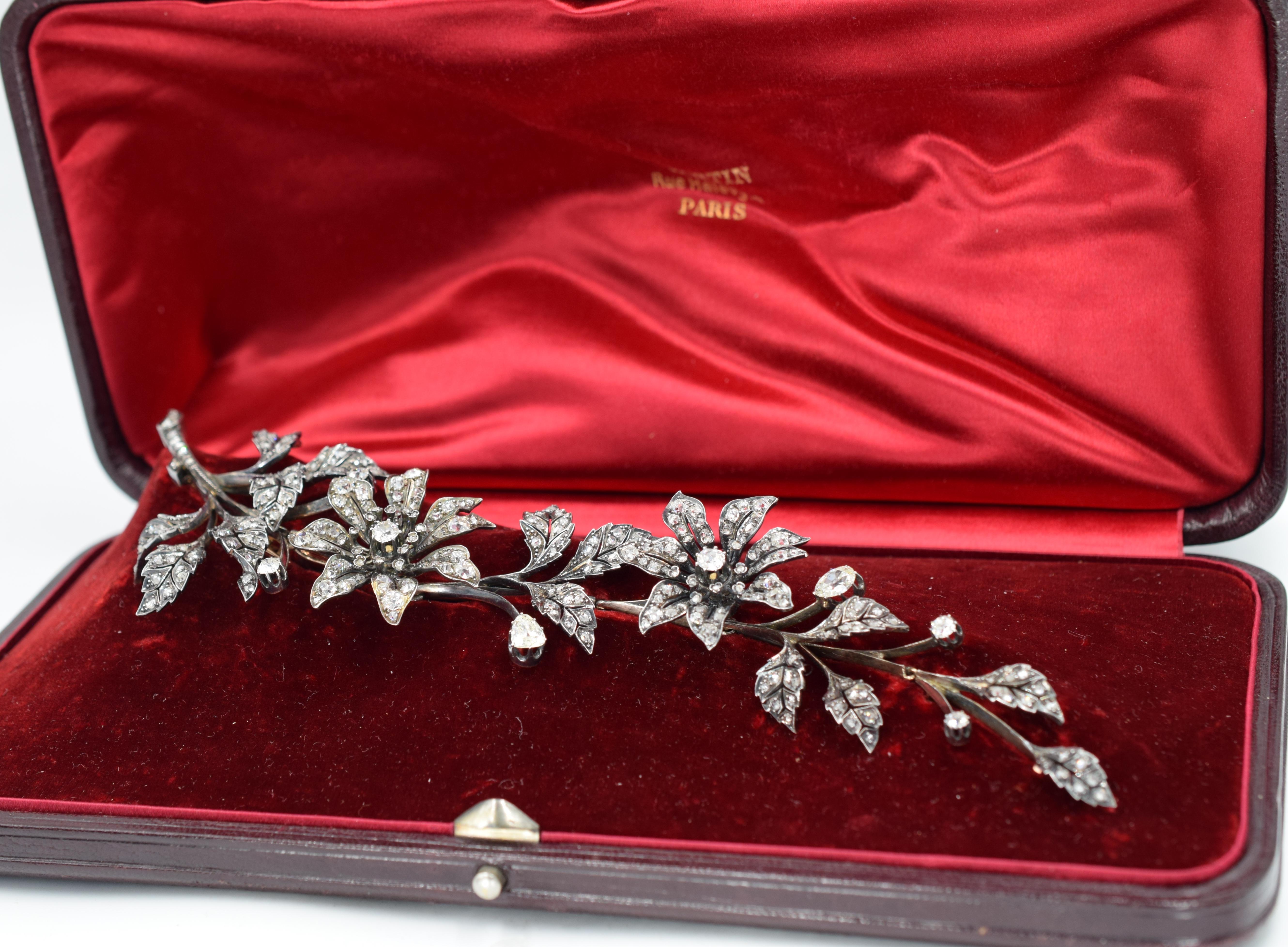 Antique floral diamond brooch made in gold and silver. Circa 1860.
The brooch consists of fourteen leaves and two flowers placed on a stem that is detatchable into five separate parts, the first and last part equipped with a pin. It is set with