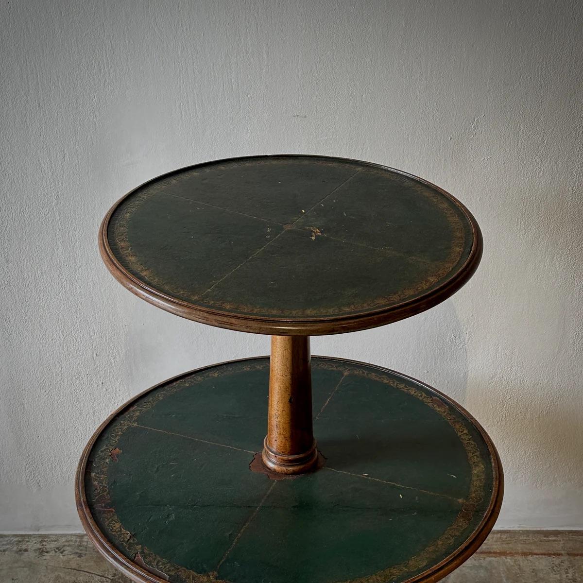 Table ronde française à deux étages avec plateau en cuir, datant des années 1860 Bon état - En vente à Los Angeles, CA