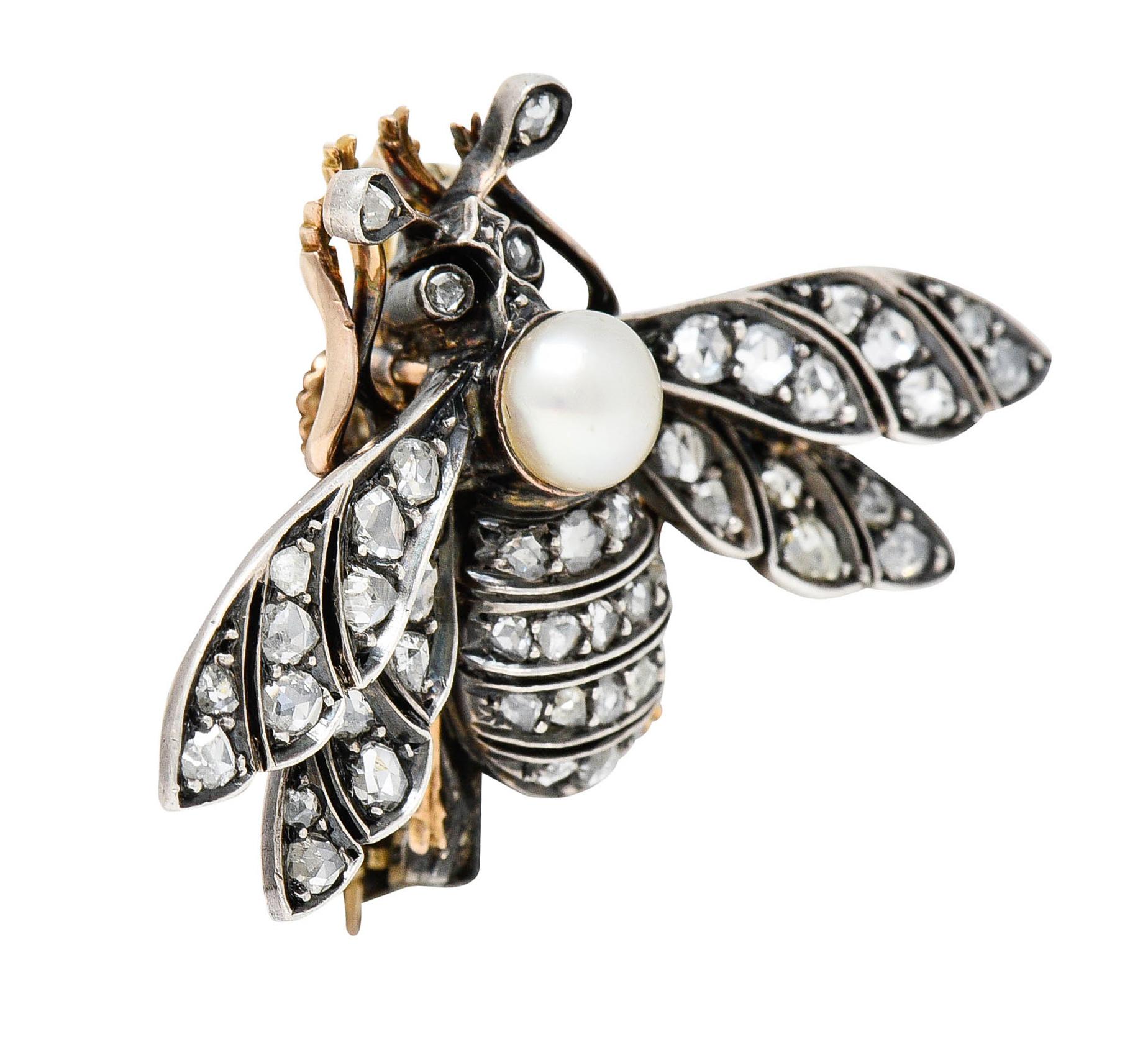 Insecte ailé au centre d'une perle bouton ronde de 5,5 mm.

Couleur crème avec un très bon éclat et une iridescence modérée

Serti de diamants taillés en rose pesant au total environ 1,00 carat.

Couleur et qualité conformes à l'âge

Complété par