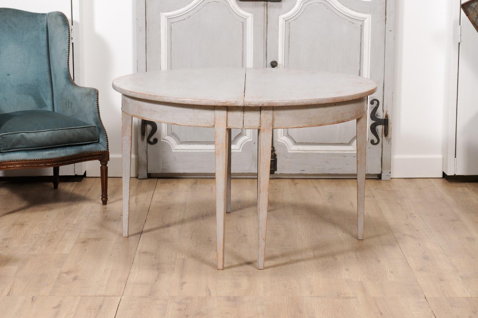 Schwedische bemalte Demi-Lune-Tische im Gustavianischen Stil der 1860er Jahre mit konisch zulaufenden Beinen im Angebot 1