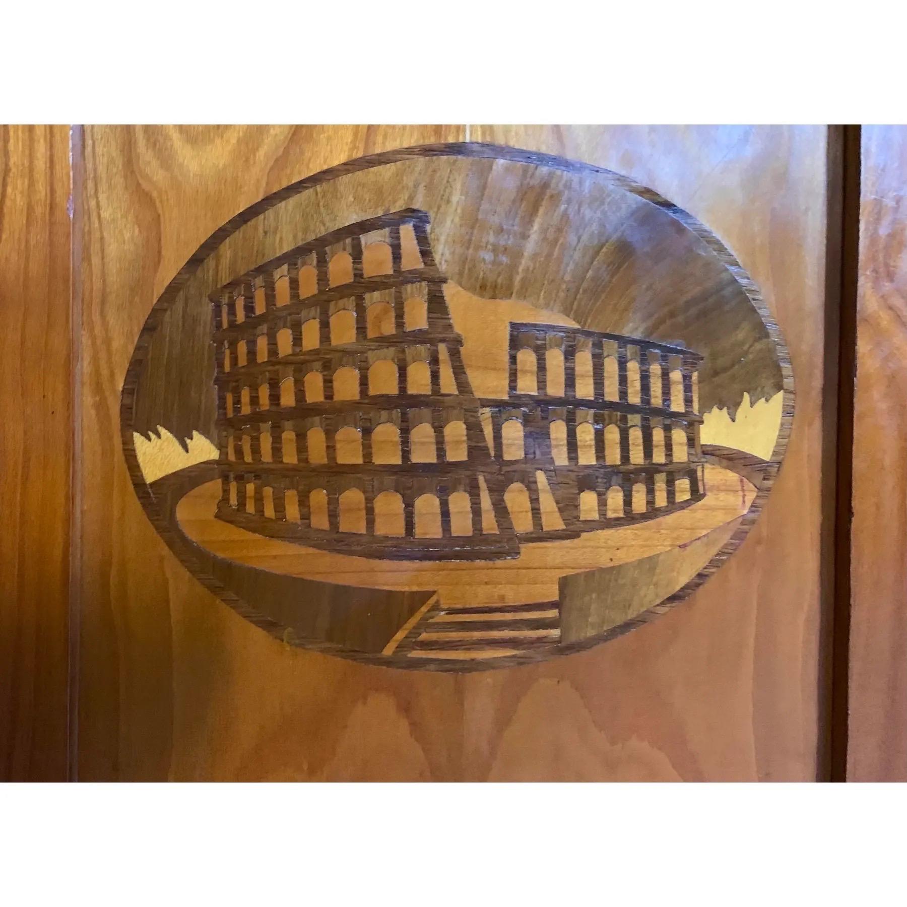 Armario italiano estilo Biedermeier de 1860 Marquetería en venta