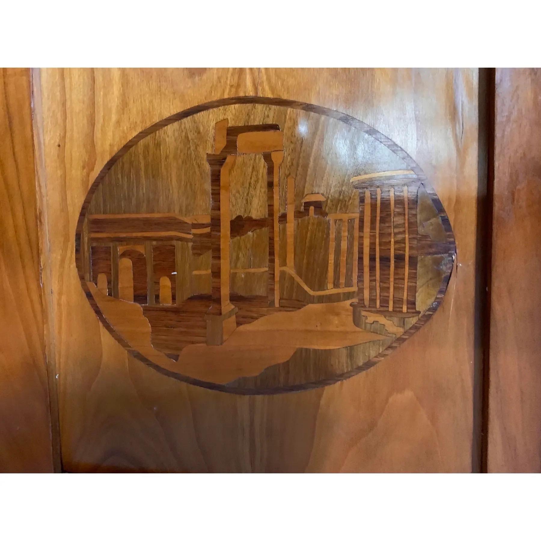 Armario italiano estilo Biedermeier de 1860 siglo XIX en venta