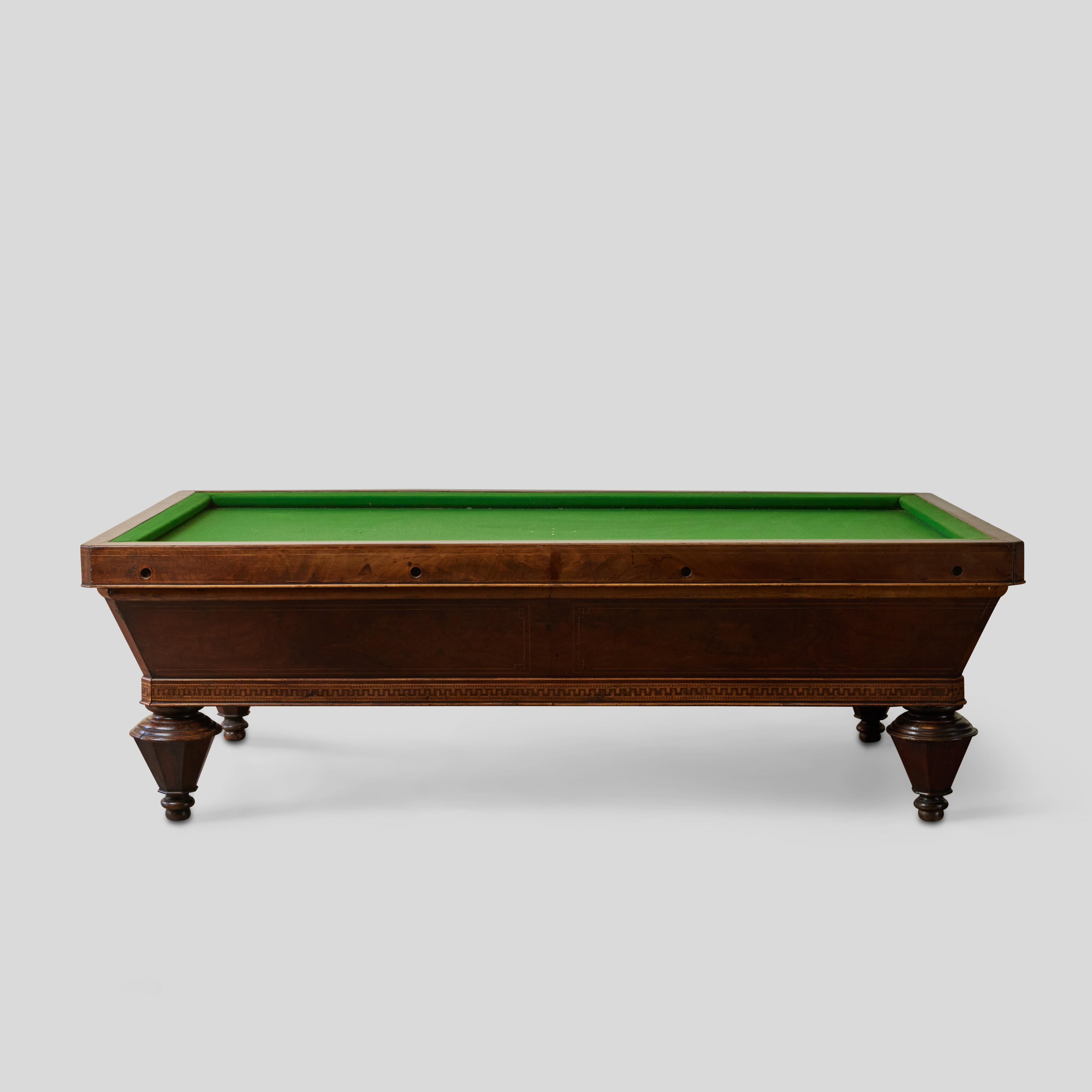 Italienischer Billardtisch aus Mahagoni mit Intarsien aus den 1860er Jahren von Carom (Filz)