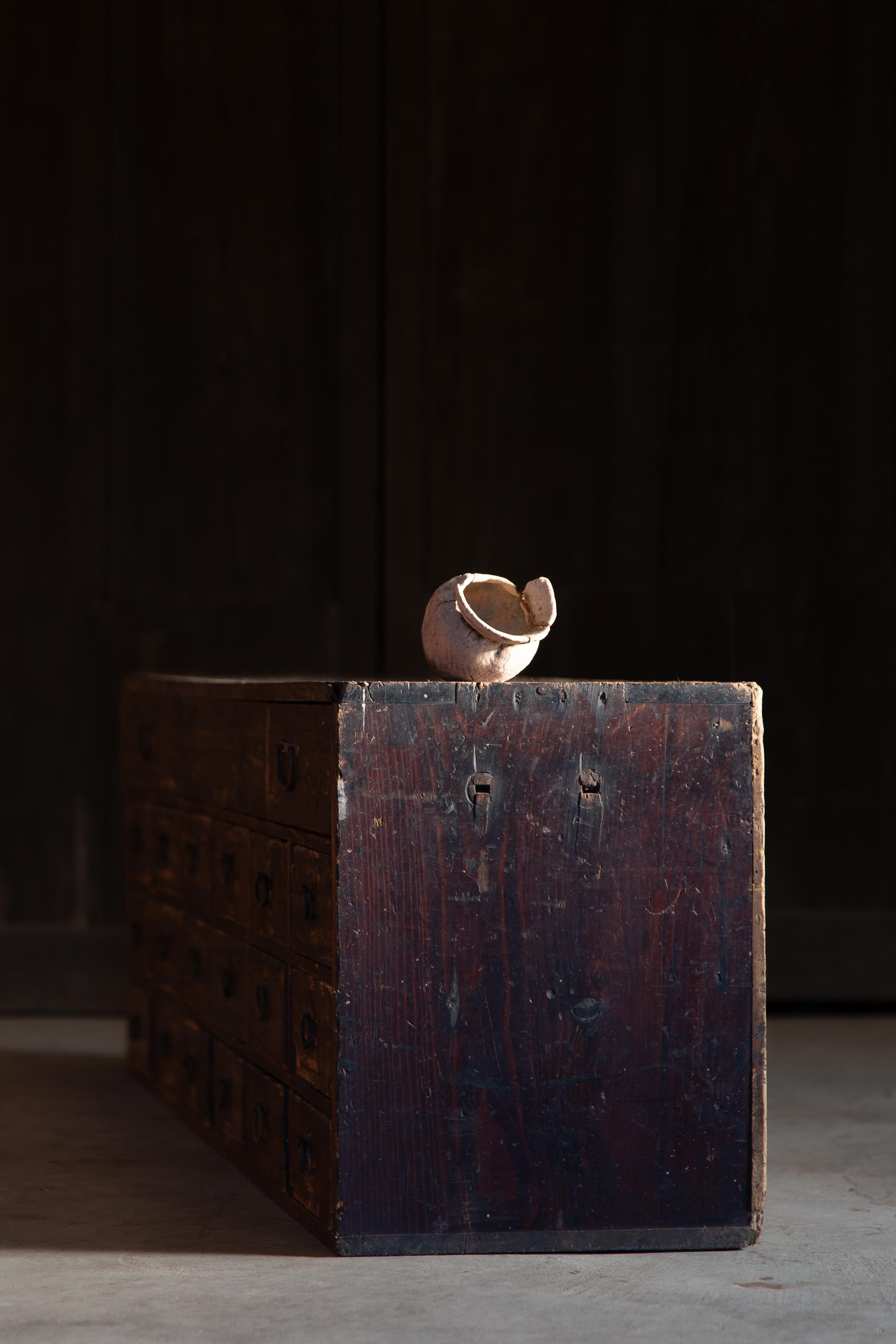 1860er japanische antike Tansu Medizin Kommode & Schwert Lagerung wabi sabi im Angebot 4