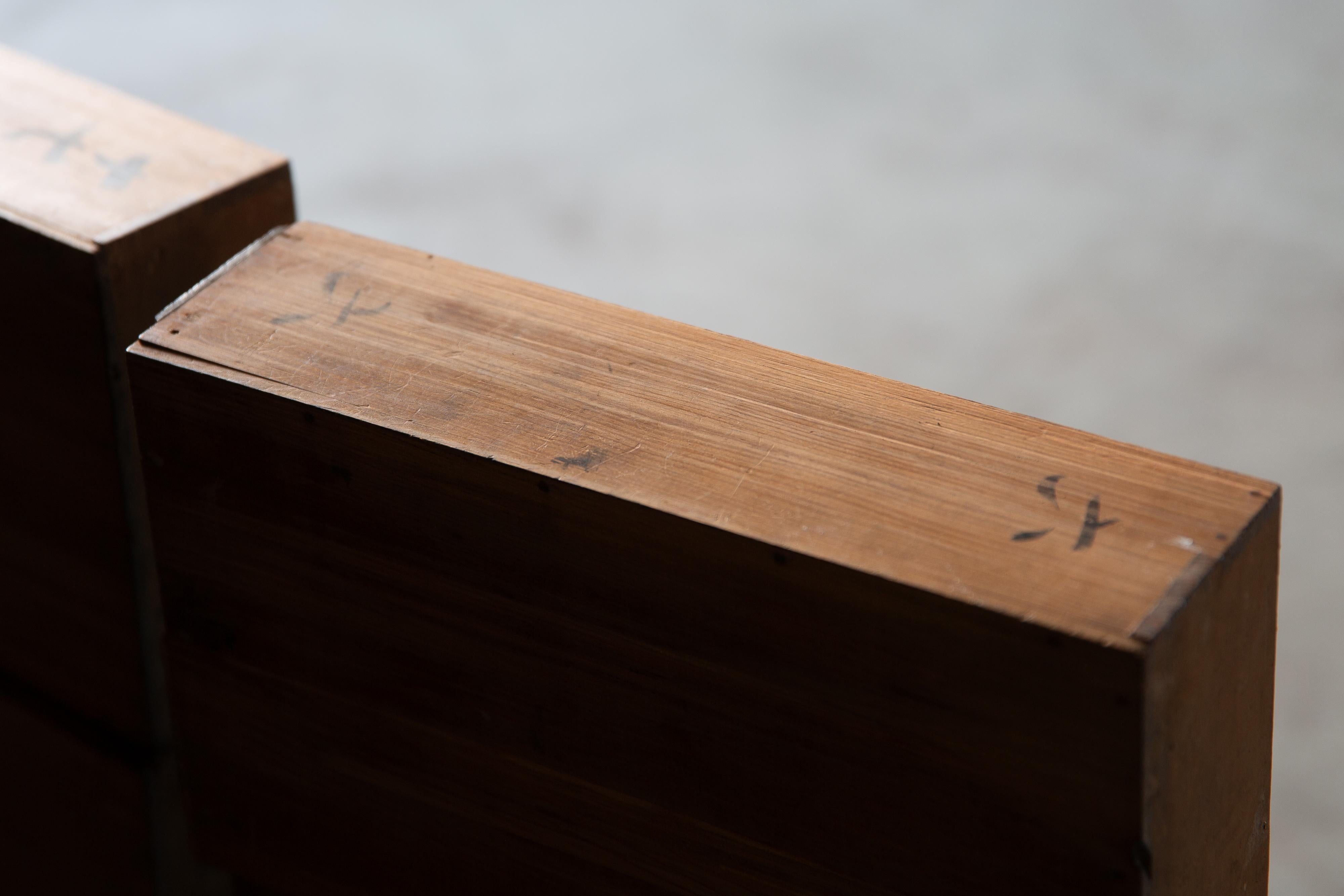 1860er japanische antike Tansu Medizin Kommode & Schwert Lagerung wabi sabi im Angebot 8