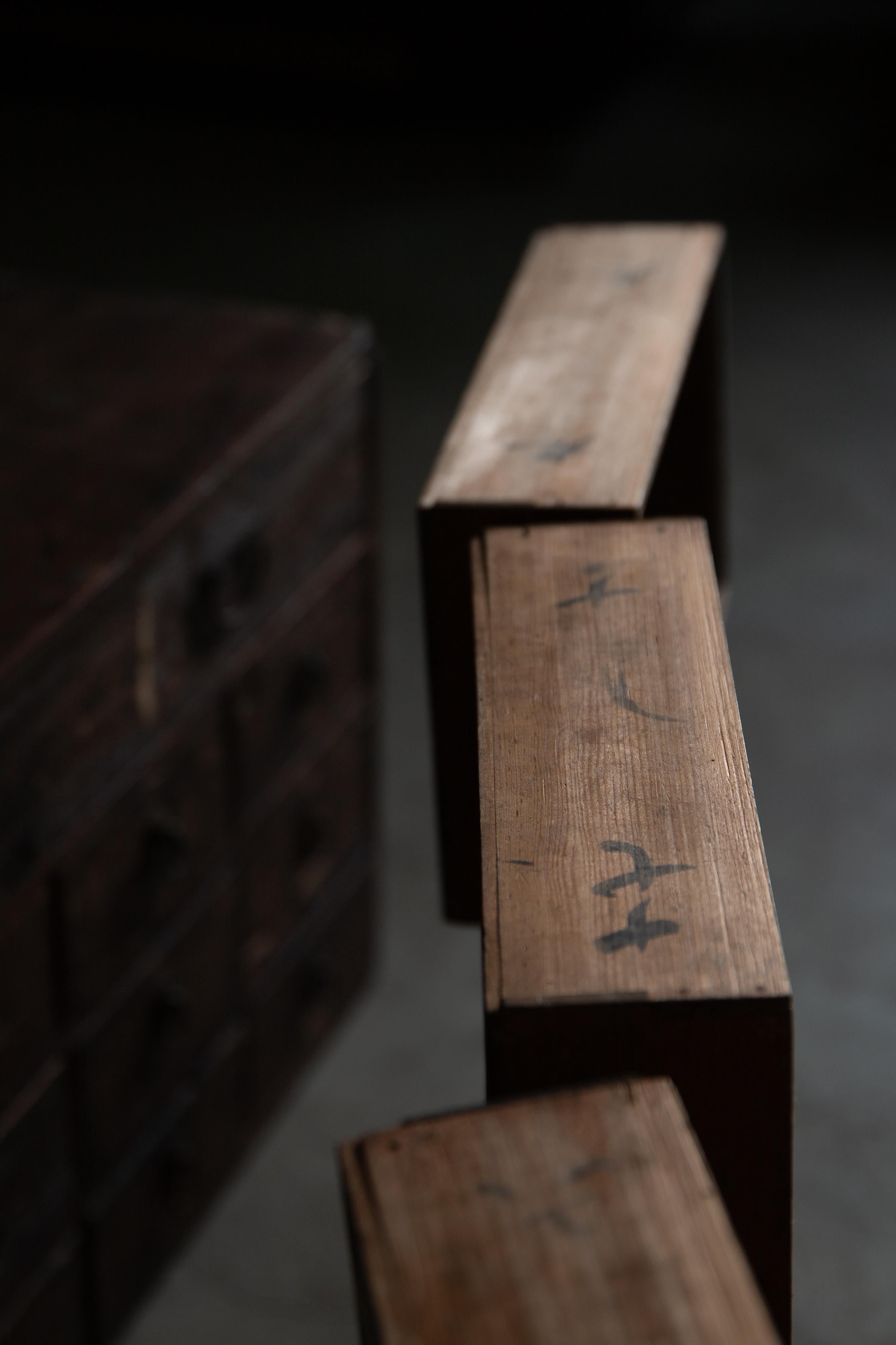 1860er japanische antike Tansu Medizin Kommode & Schwert Lagerung wabi sabi im Angebot 9