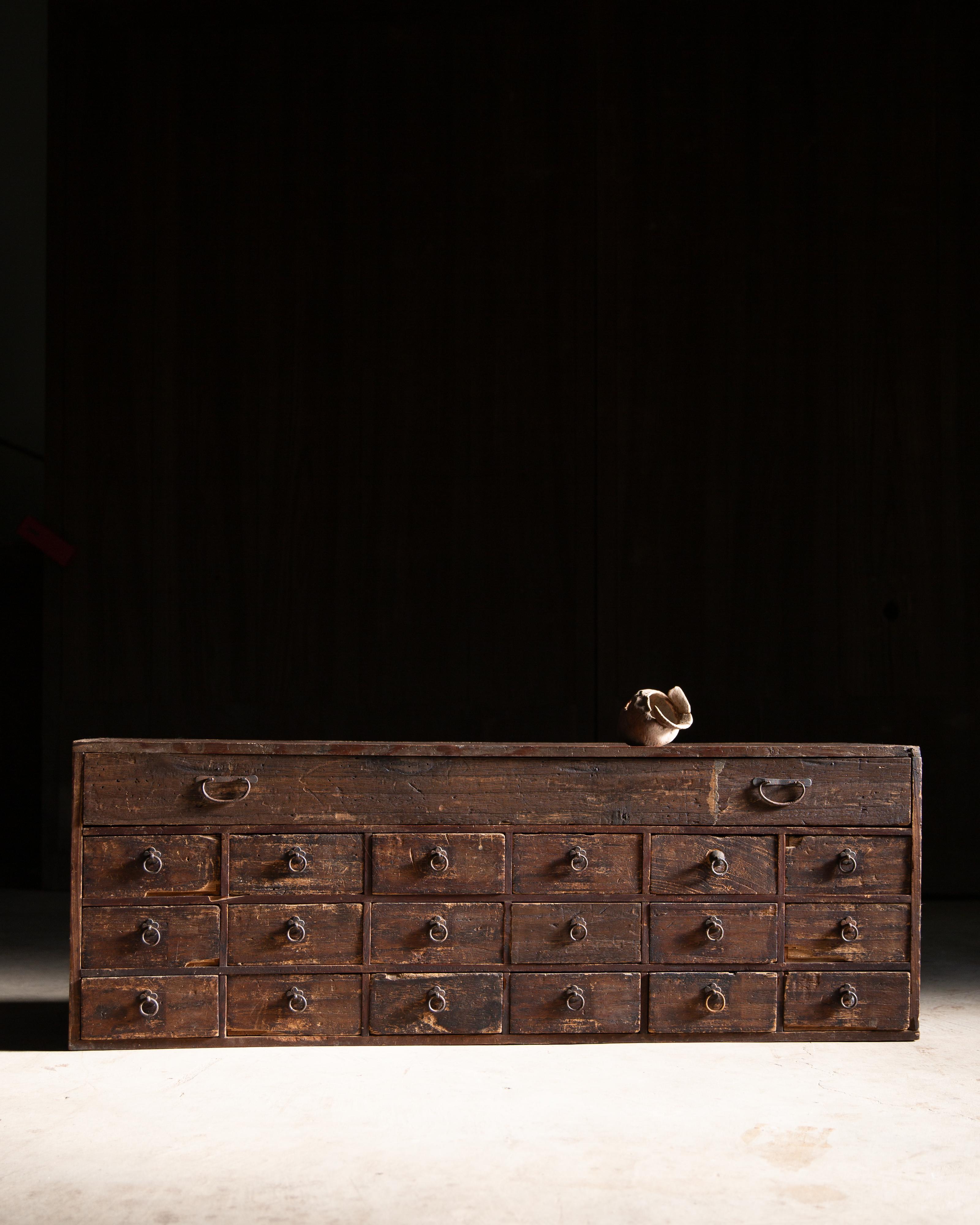 Medizinische Tansu Kommode mit Katana (Samuraischwert) Aufbewahrung, Hergestellt aus Kiri (Paulownia Holz).
Aus dem Bezirk Shonai, Präfektur Yamagata, Region Tohoku, Japan. 

Dies ist eine einzigartige Art von Kusuri dansu (Medizin Brust / Apotheke