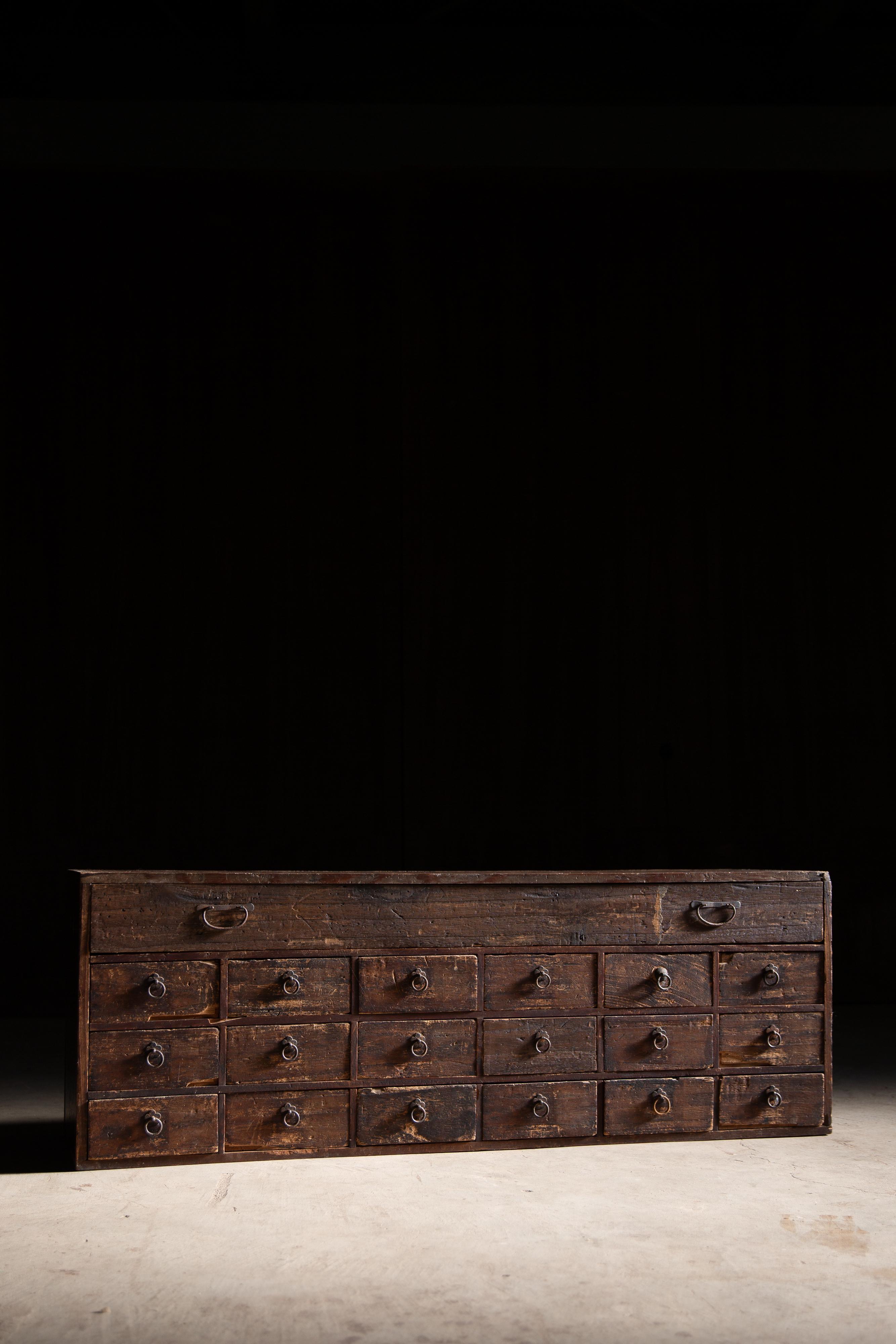 1860er japanische antike Tansu Medizin Kommode & Schwert Lagerung wabi sabi (Edo) im Angebot