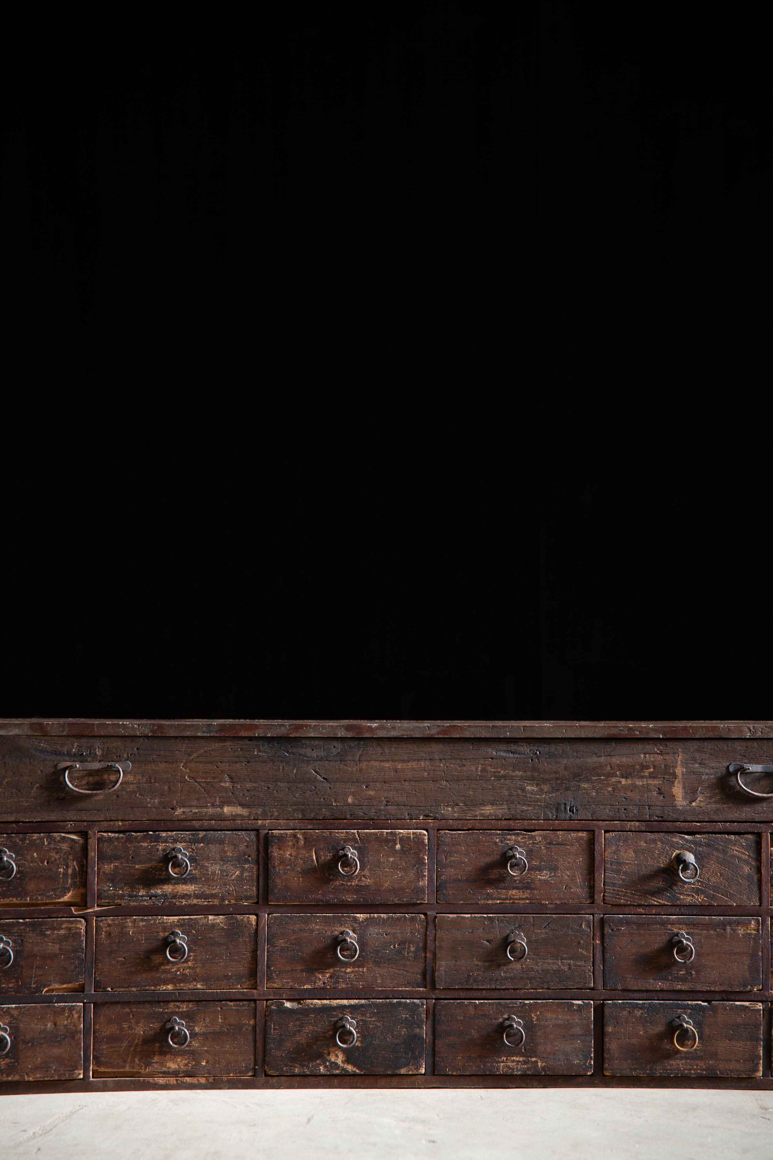 1860er japanische antike Tansu Medizin Kommode & Schwert Lagerung wabi sabi (Lackiert) im Angebot