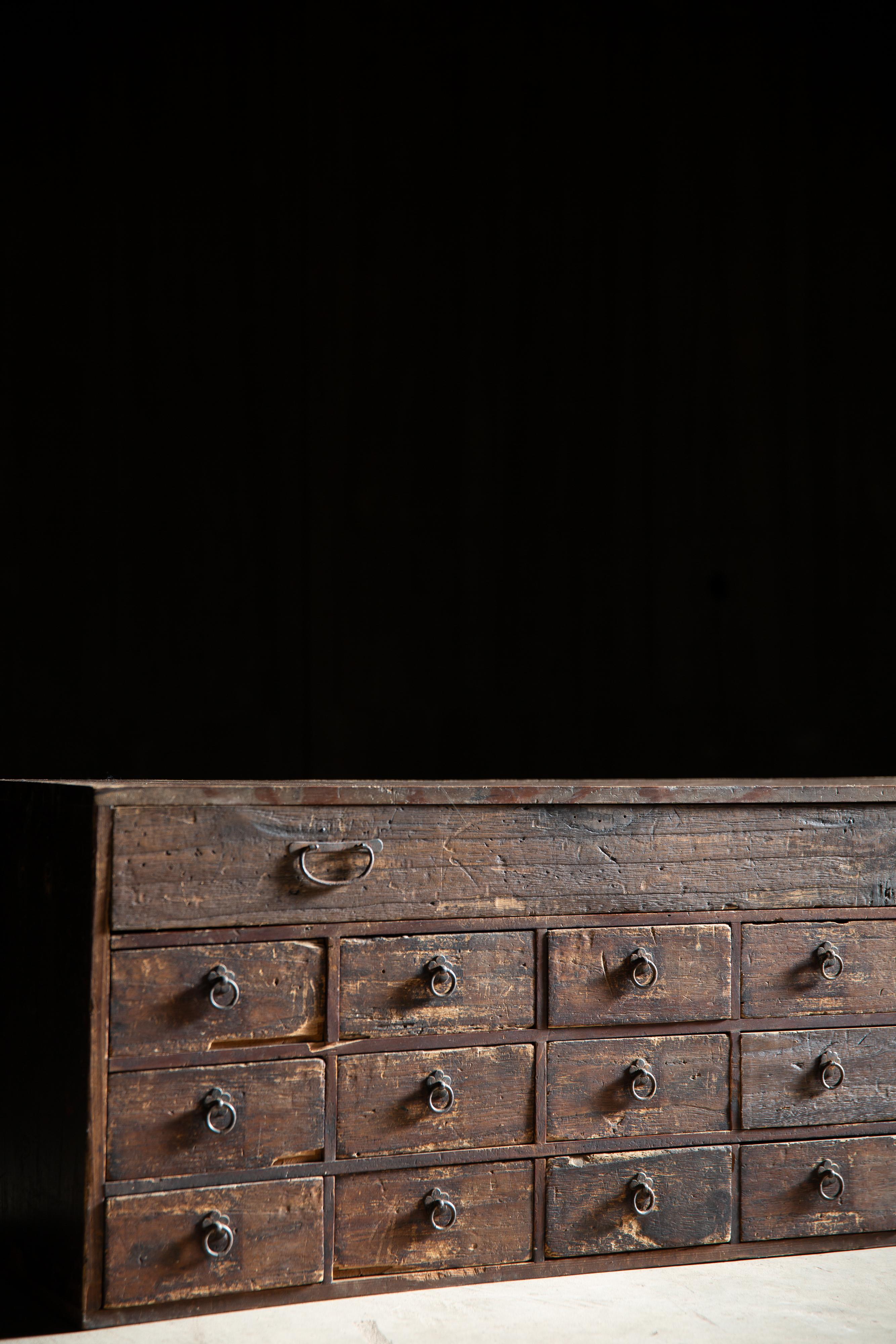 1860er japanische antike Tansu Medizin Kommode & Schwert Lagerung wabi sabi im Zustand „Gut“ im Angebot in 常陸大宮市, JP