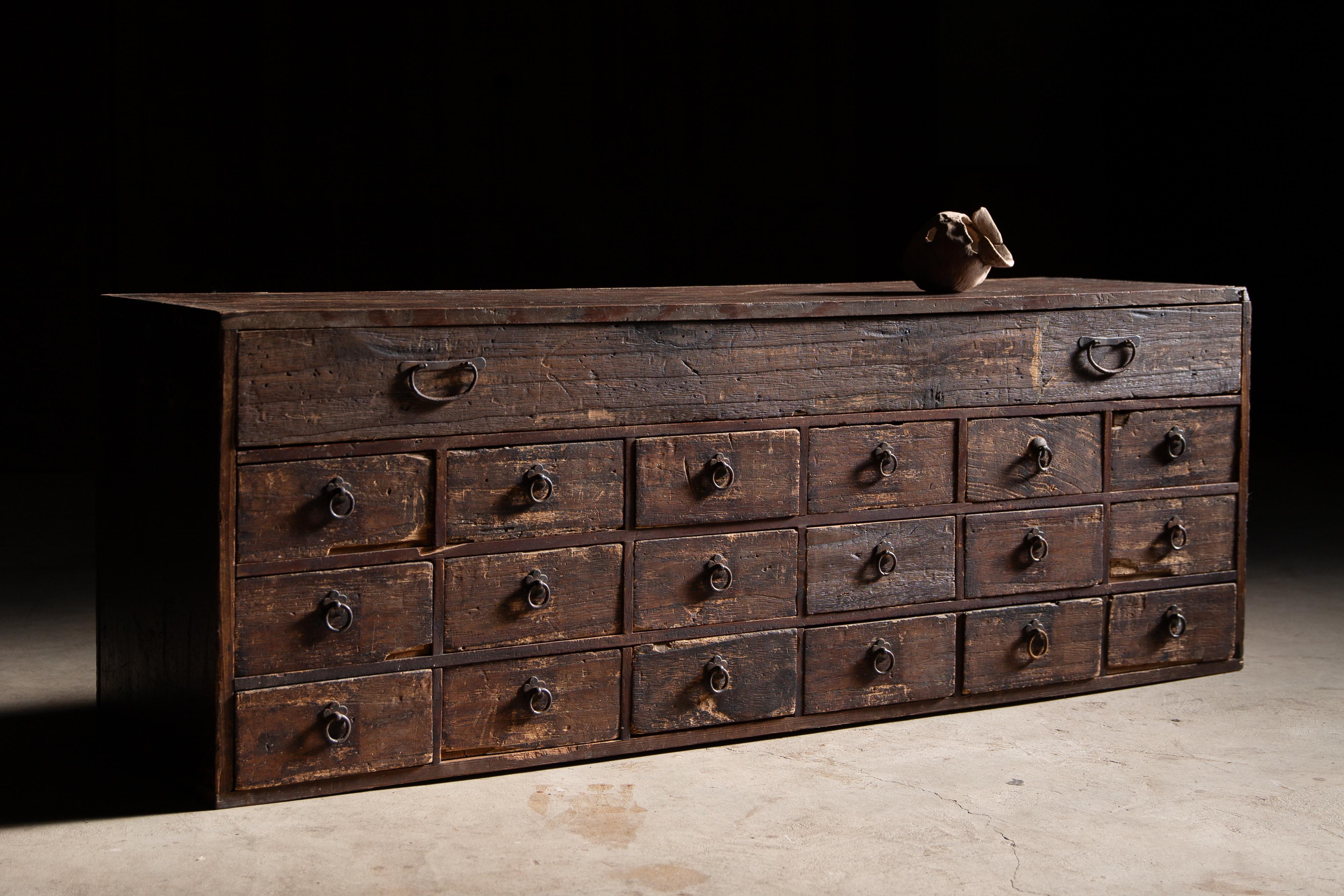 1860er japanische antike Tansu Medizin Kommode & Schwert Lagerung wabi sabi (Mittleres 19. Jahrhundert) im Angebot