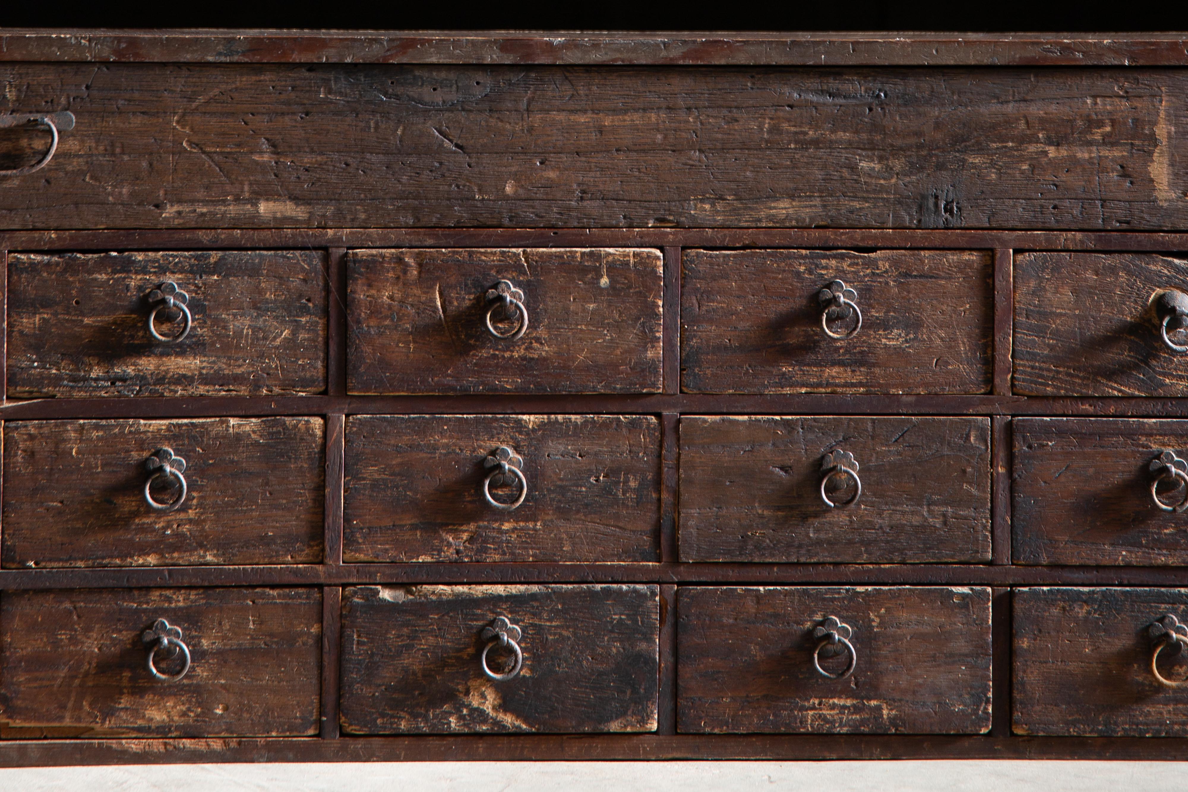 1860er japanische antike Tansu Medizin Kommode & Schwert Lagerung wabi sabi (Holz) im Angebot