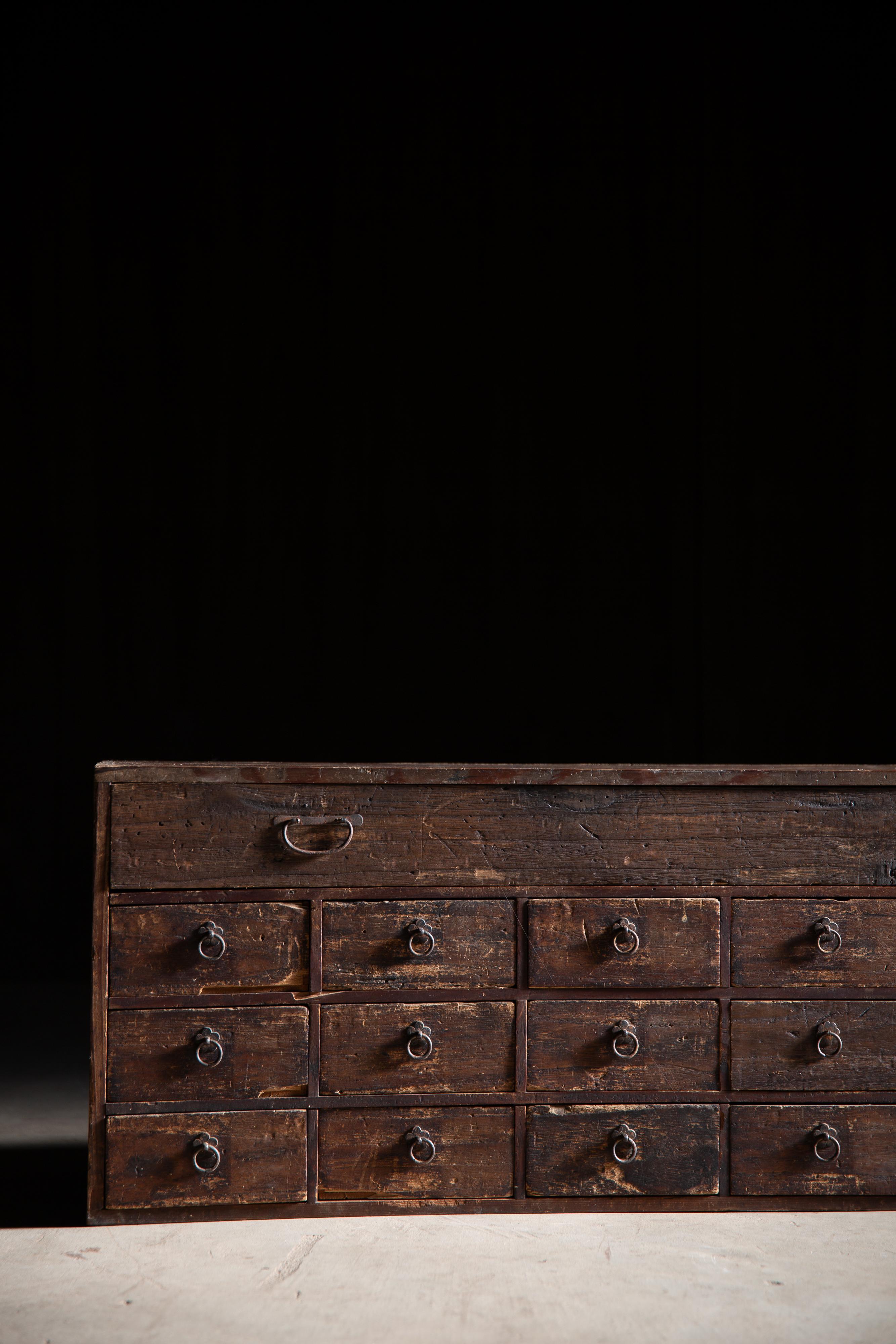 1860er japanische antike Tansu Medizin Kommode & Schwert Lagerung wabi sabi im Angebot 1