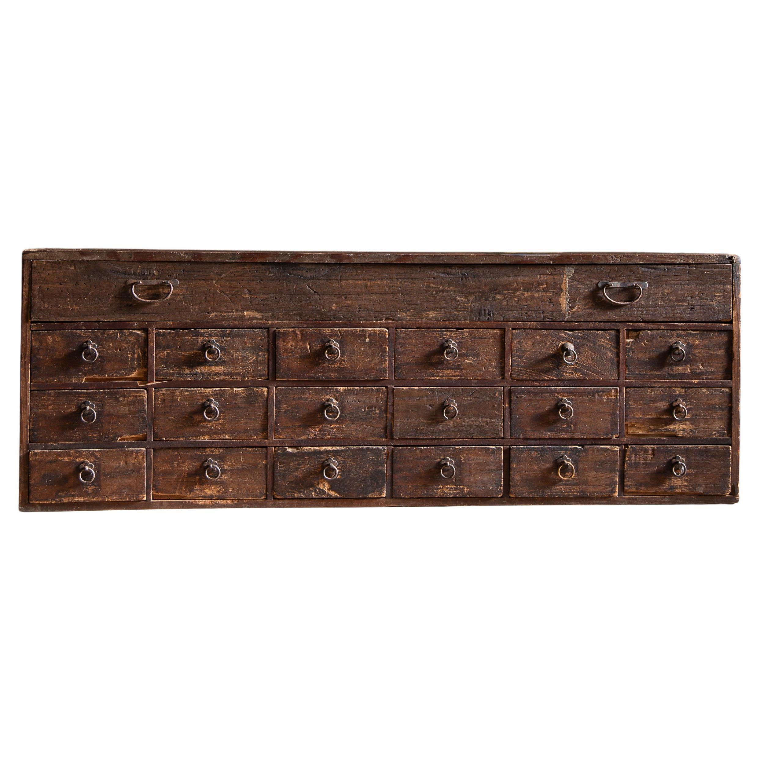 1860er japanische antike Tansu Medizin Kommode & Schwert Lagerung wabi sabi im Angebot
