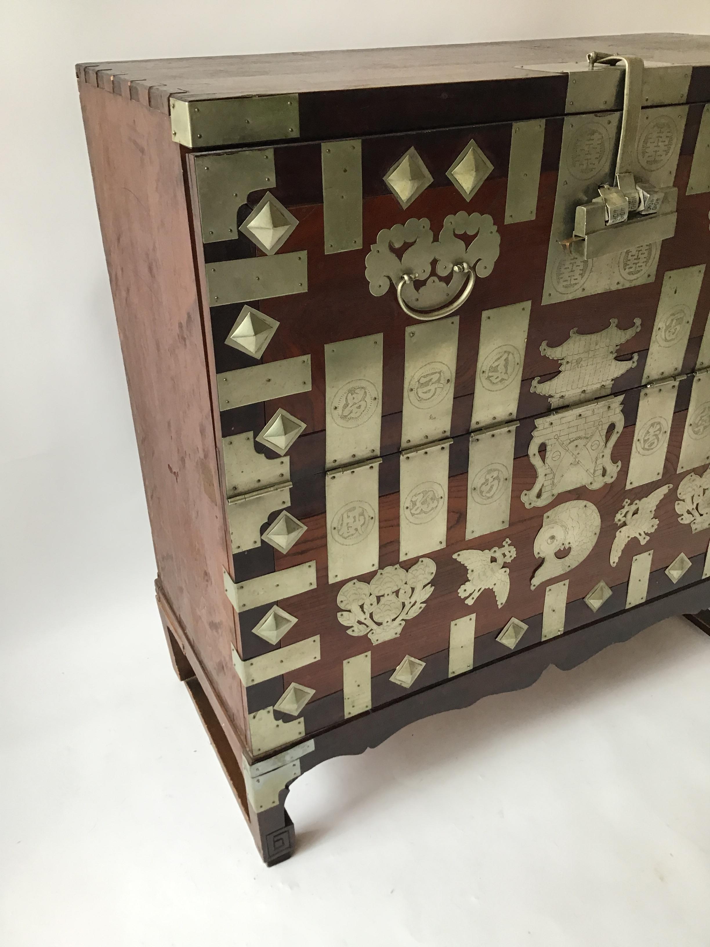 1860s Korean Chest In Good Condition For Sale In Tarrytown, NY