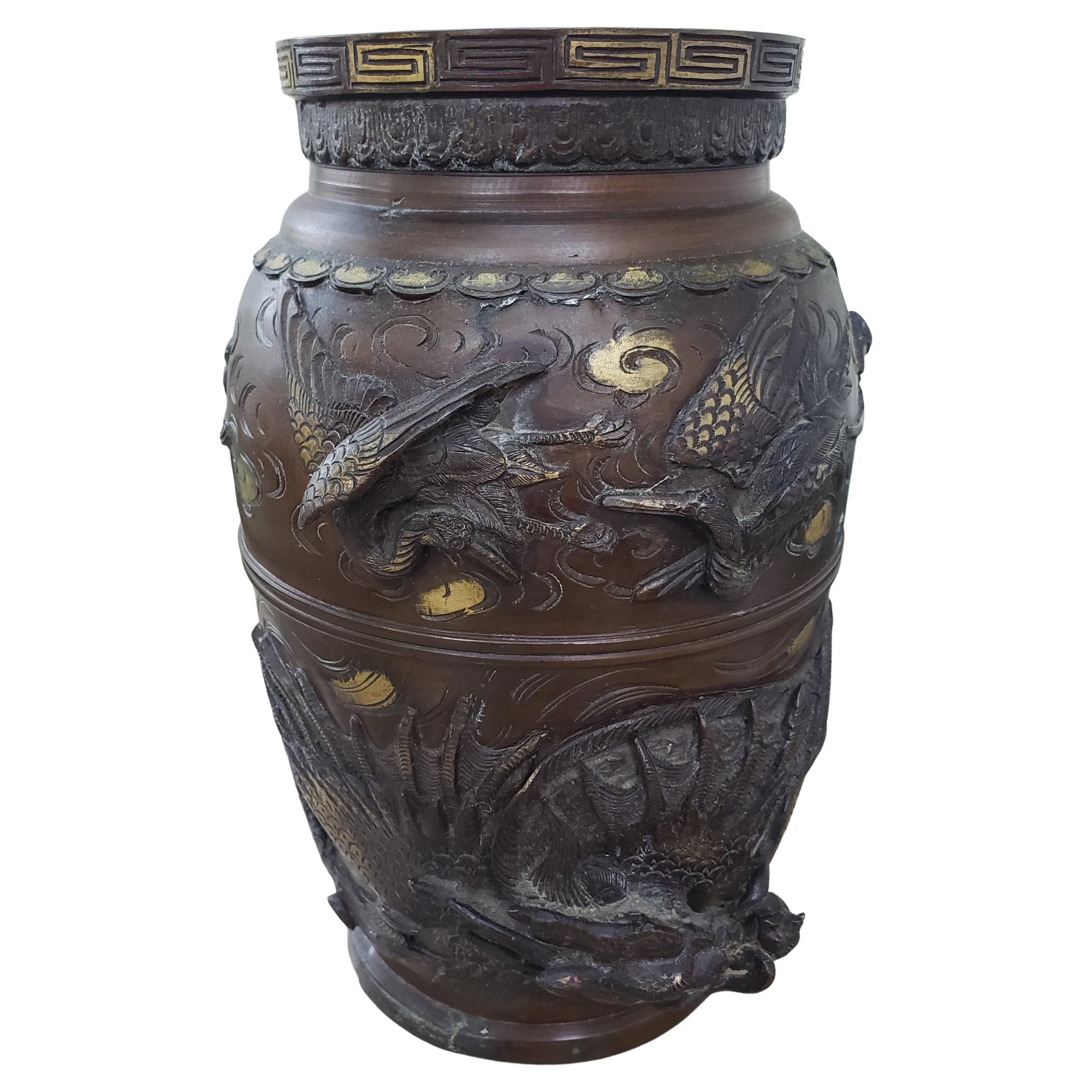 Étonnant vase en bronze japonais du XIXe siècle, circa 1860, avec d'exquises décorations de dragons et d'oiseaux en bronze en relief et de nombreuses autres décorations meiji originales. Il serait magnifique au bon endroit. La meilleure couleur et
