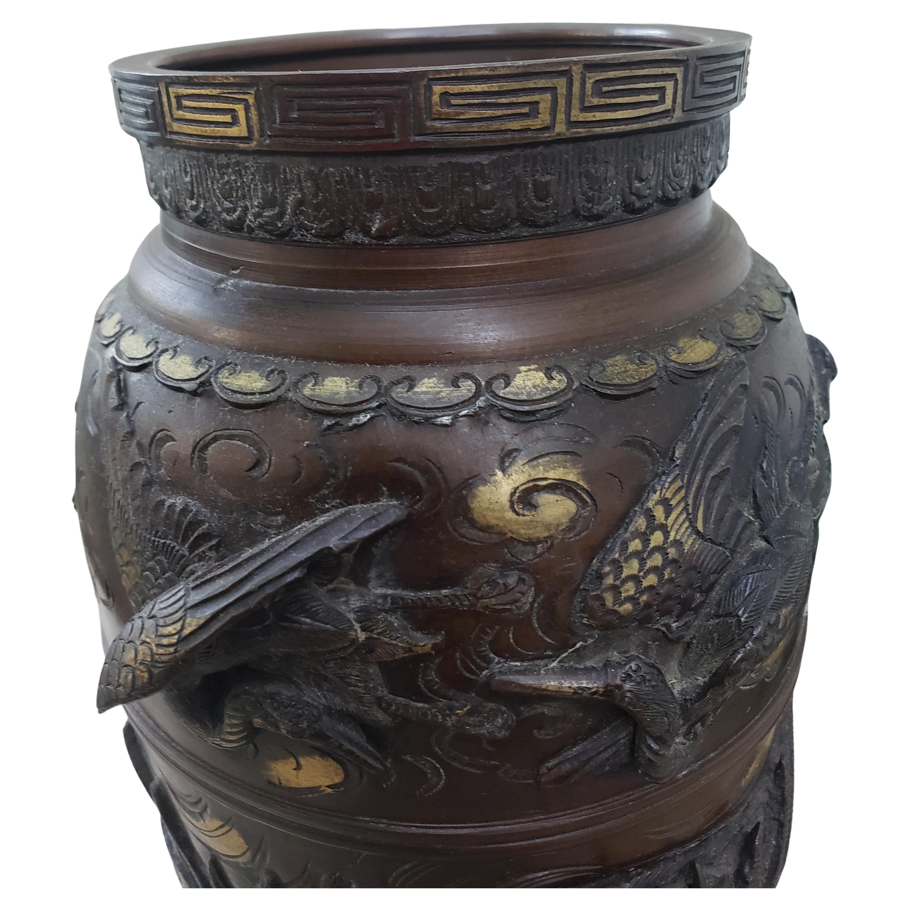 Meiji Grande vaso giapponese del 1860 in bronzo dorato ad alto rilievo con draghi e uccelli in vendita