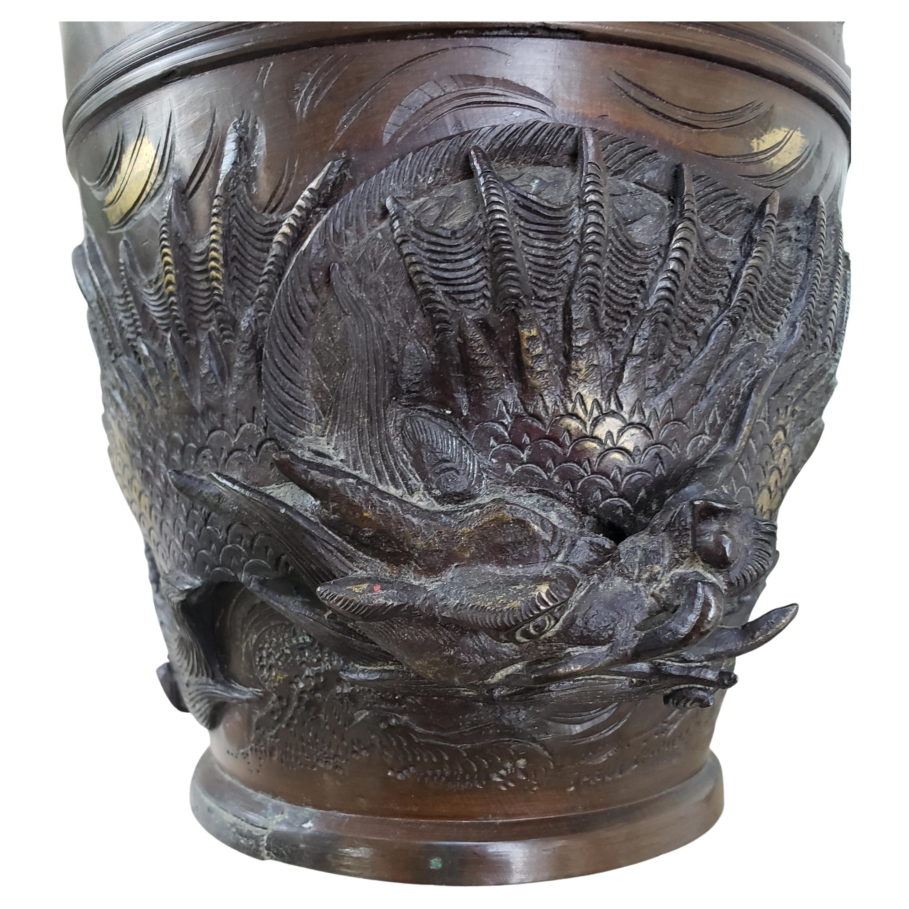 Japonais Grand vase japonais des années 1860 en bronze doré en relief représentant des dragons et des oiseaux en vente