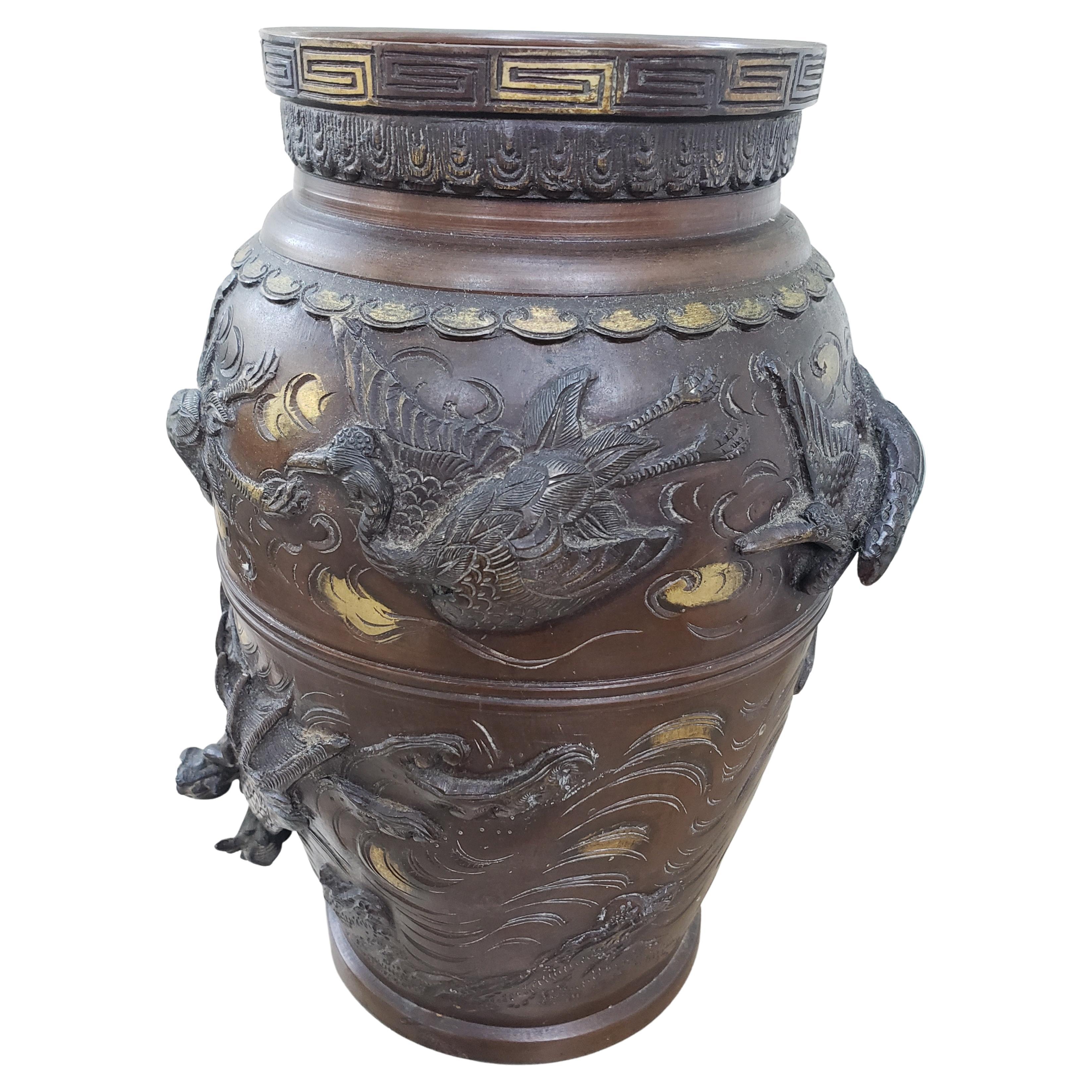 Ferronnerie Grand vase japonais des années 1860 en bronze doré en relief représentant des dragons et des oiseaux en vente