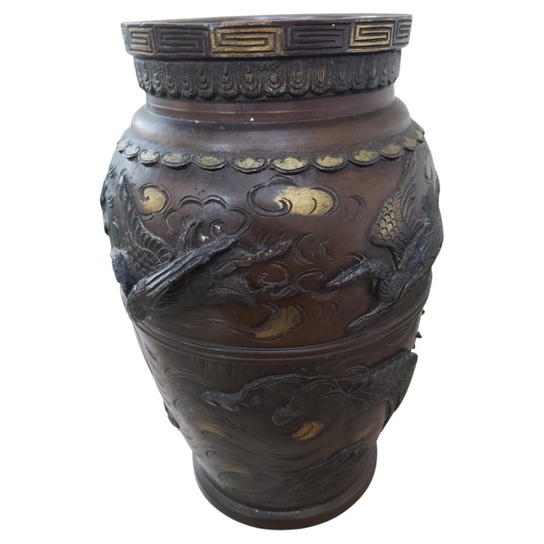 Grand vase japonais des années 1860 en bronze doré à haut-relief  représentant des dragons et des oiseaux En vente sur 1stDibs