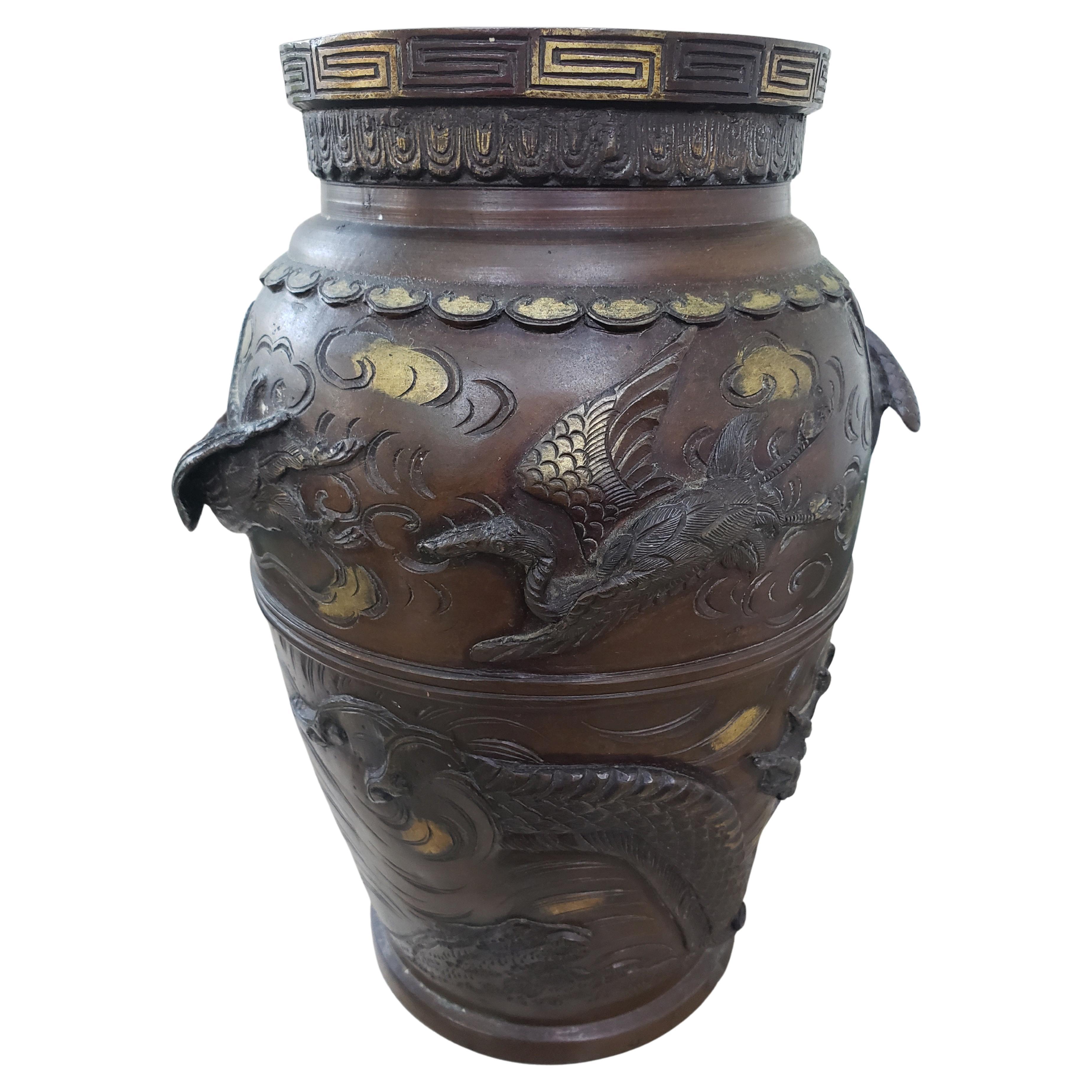 Bronze Grand vase japonais des années 1860 en bronze doré en relief représentant des dragons et des oiseaux en vente