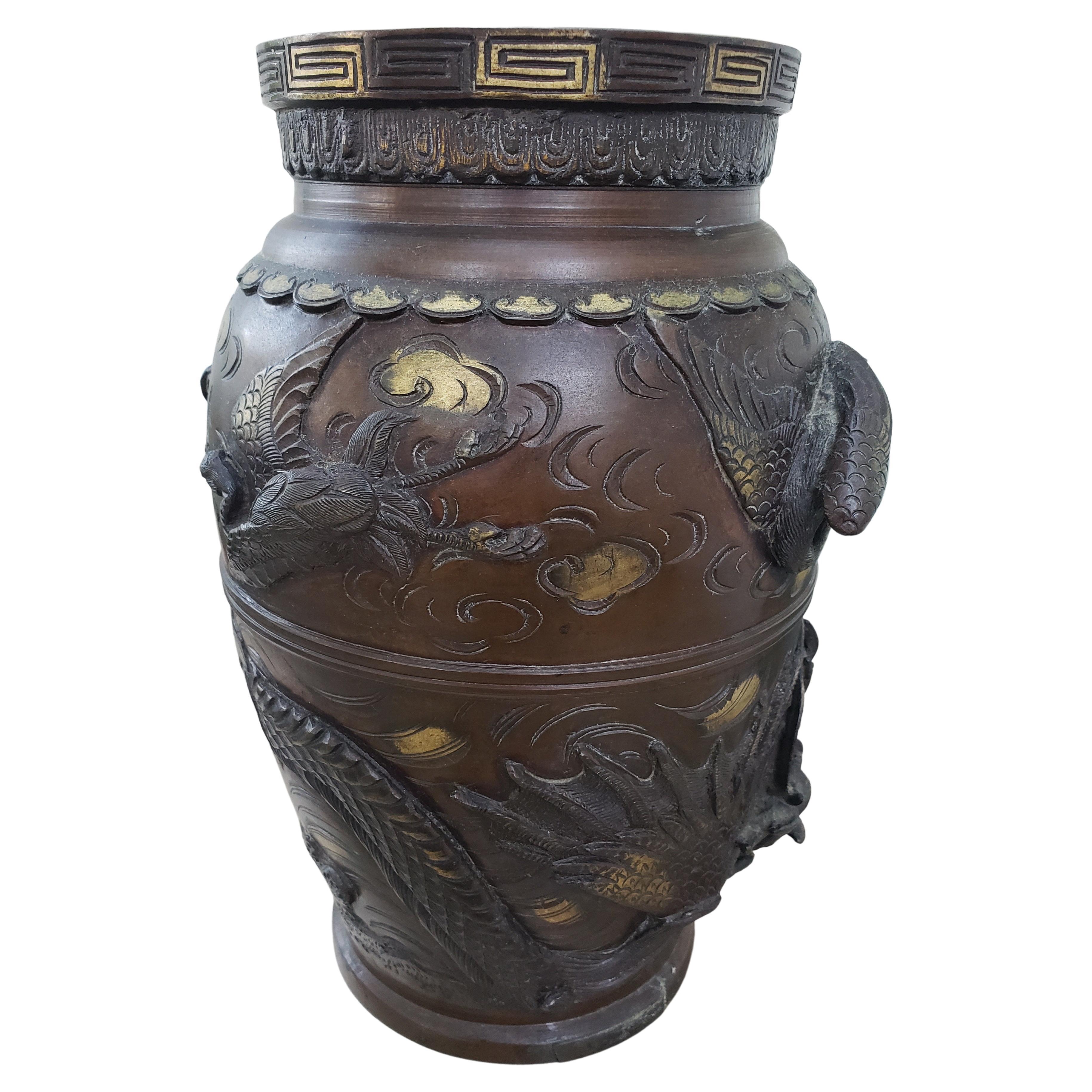 Grand vase japonais des années 1860 en bronze doré en relief représentant des dragons et des oiseaux en vente 1