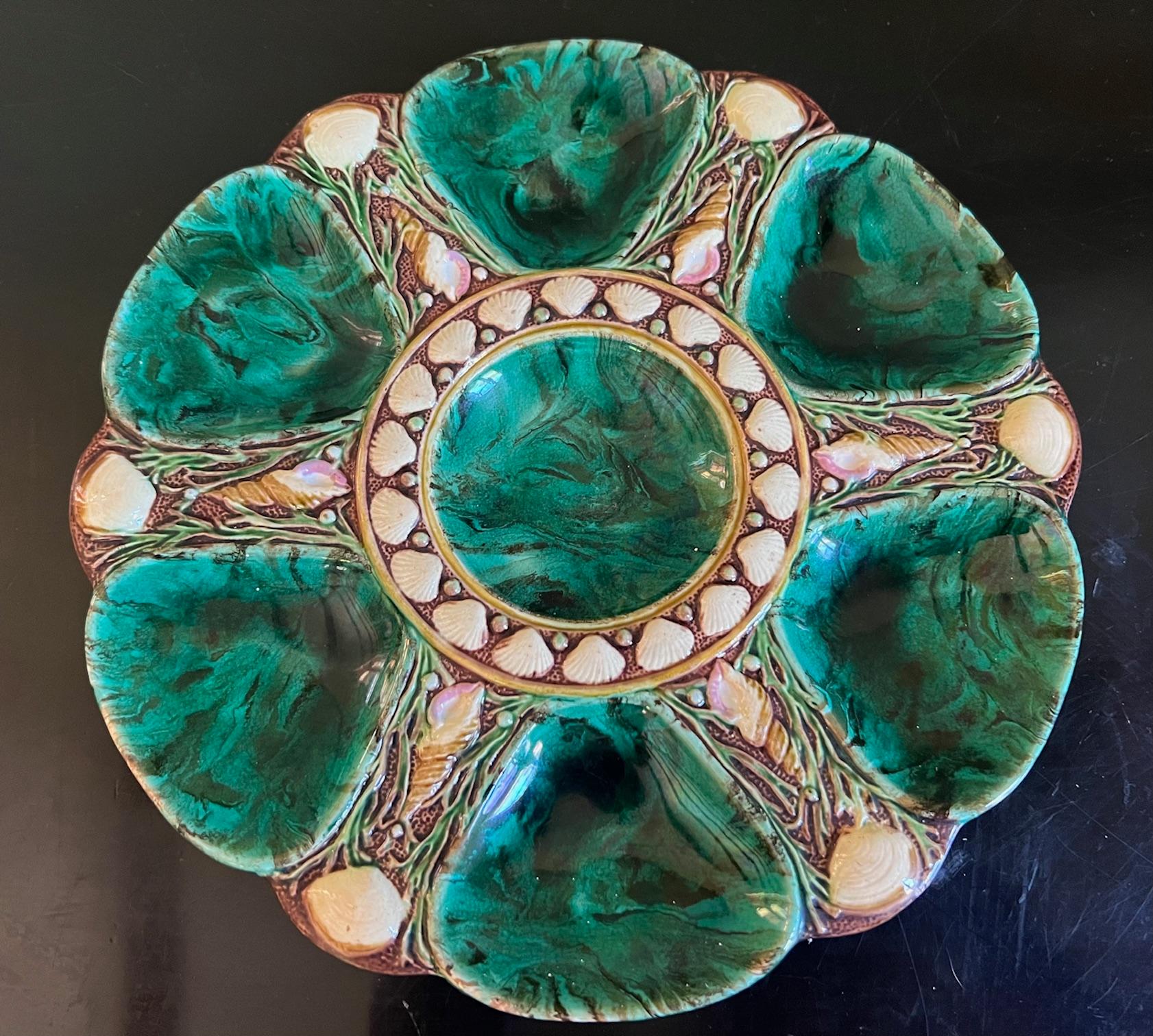 Piatto da ostrica verde smeraldo di Minton, realizzato in Inghilterra il 25 novembre 1870.