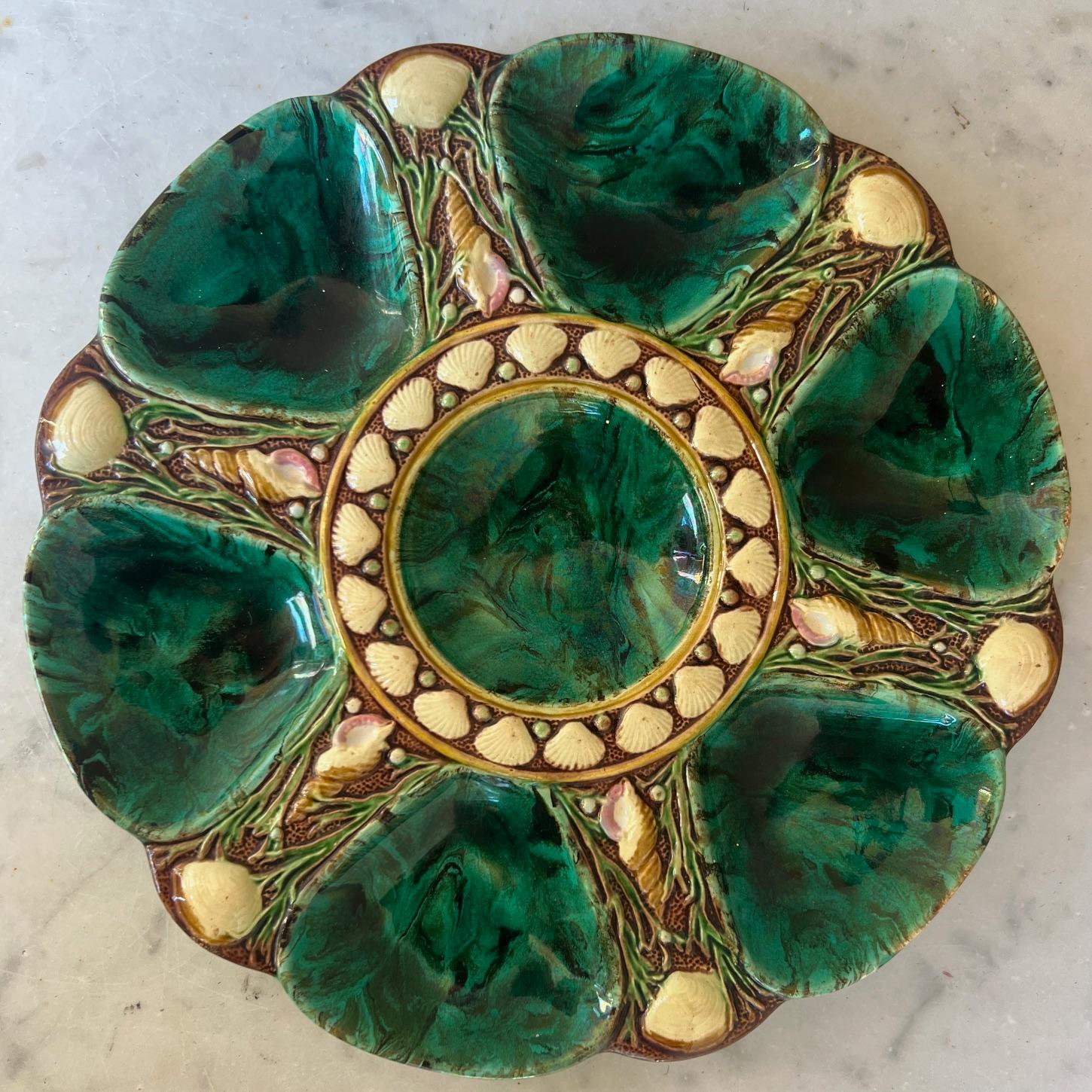 Fine XIX secolo Piatto da ostrica verde smeraldo Minton del 1870 in vendita