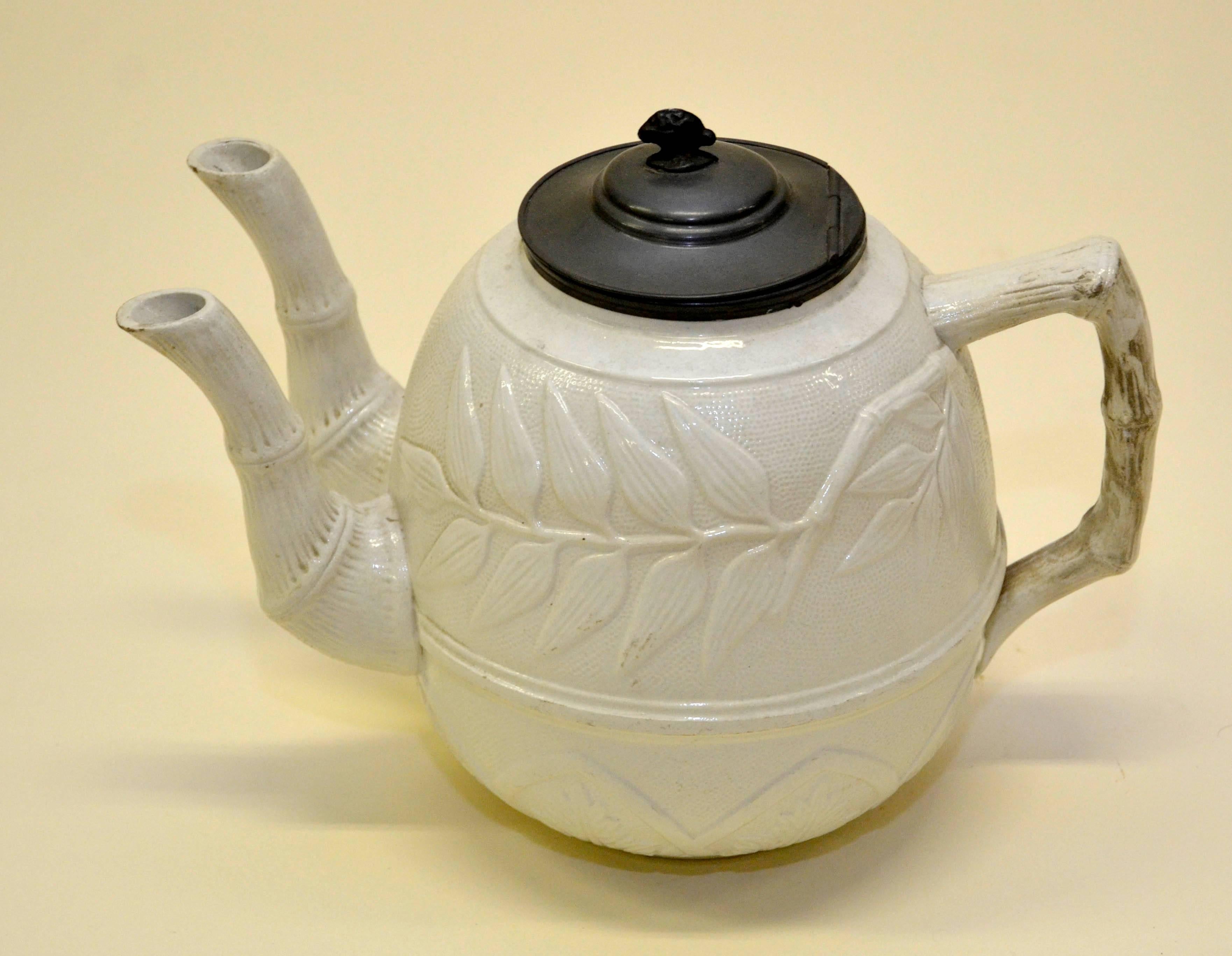 1860s Rare Victorian Large Salt Glazed White Ironstone Teapot with Two Necks In Good Condition For Sale In Milan, IT