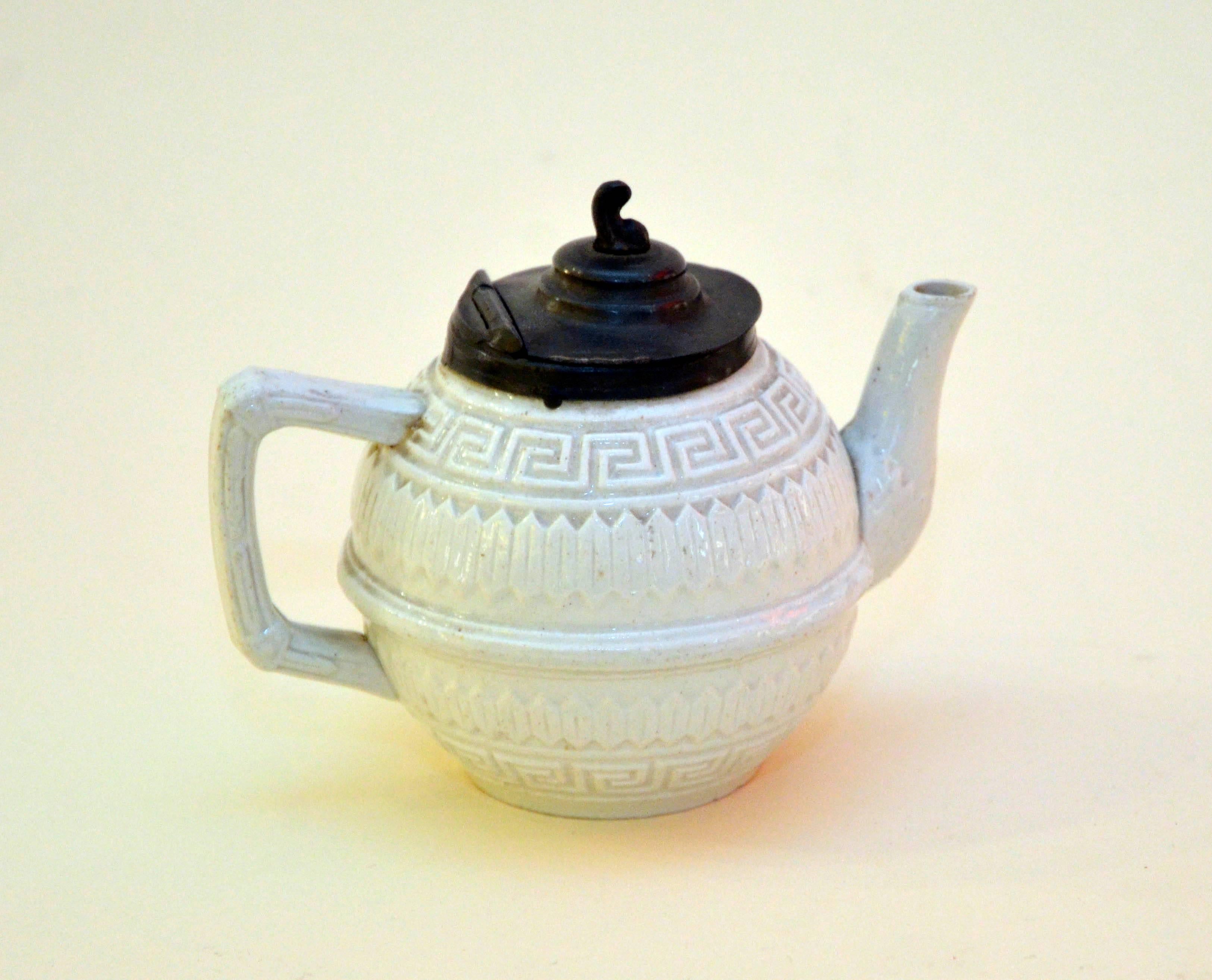 Rare théière victorienne des années 1860 en pierre de fer blanche émaillée au sel avec couvercle en étain Bon état - En vente à Milan, IT