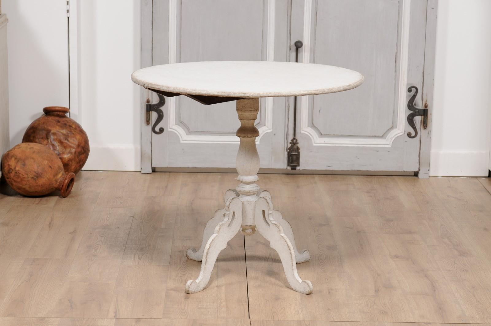 1860s Swedish Light Grey Painted Tilt-Top Table with Round Top and Carved Legs For Sale 5