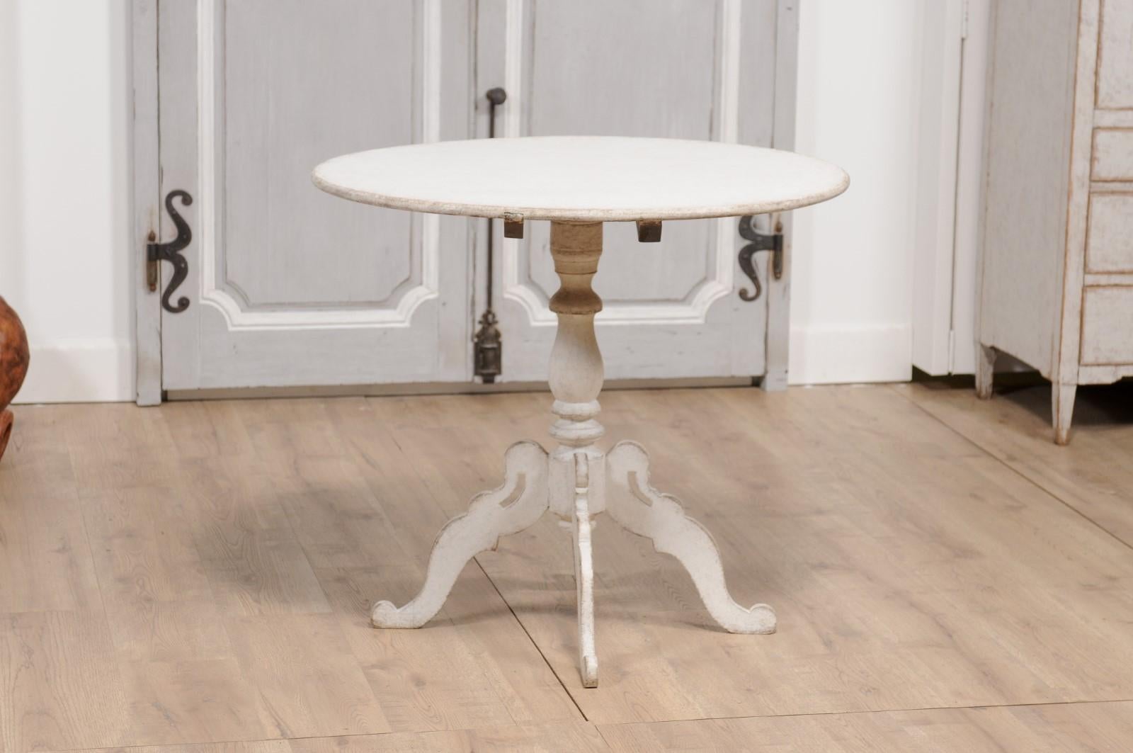 1860s Swedish Light Grey Painted Tilt-Top Table with Round Top and Carved Legs For Sale 6