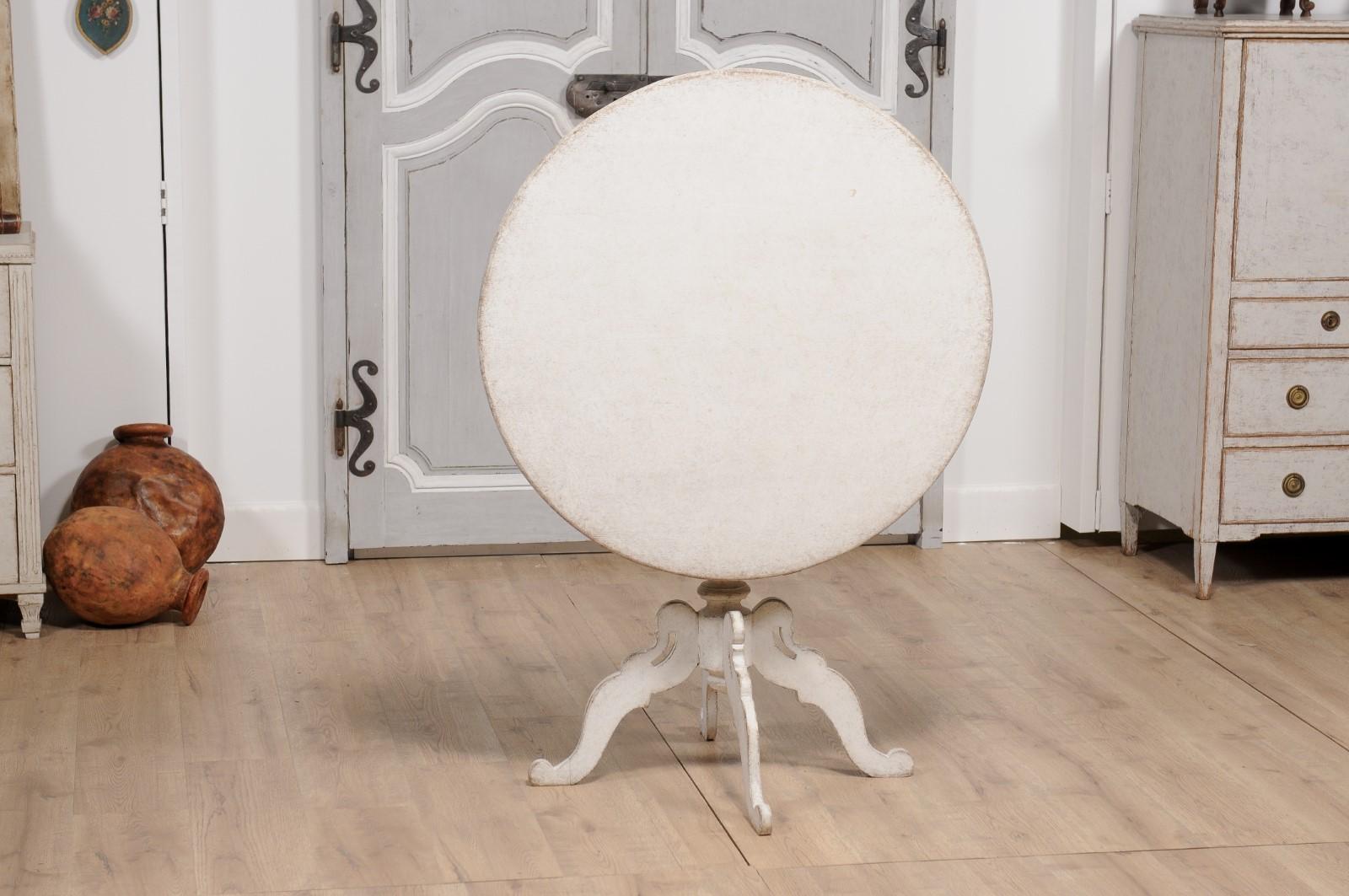 1860s Swedish Light Grey Painted Tilt-Top Table with Round Top and Carved Legs For Sale 7
