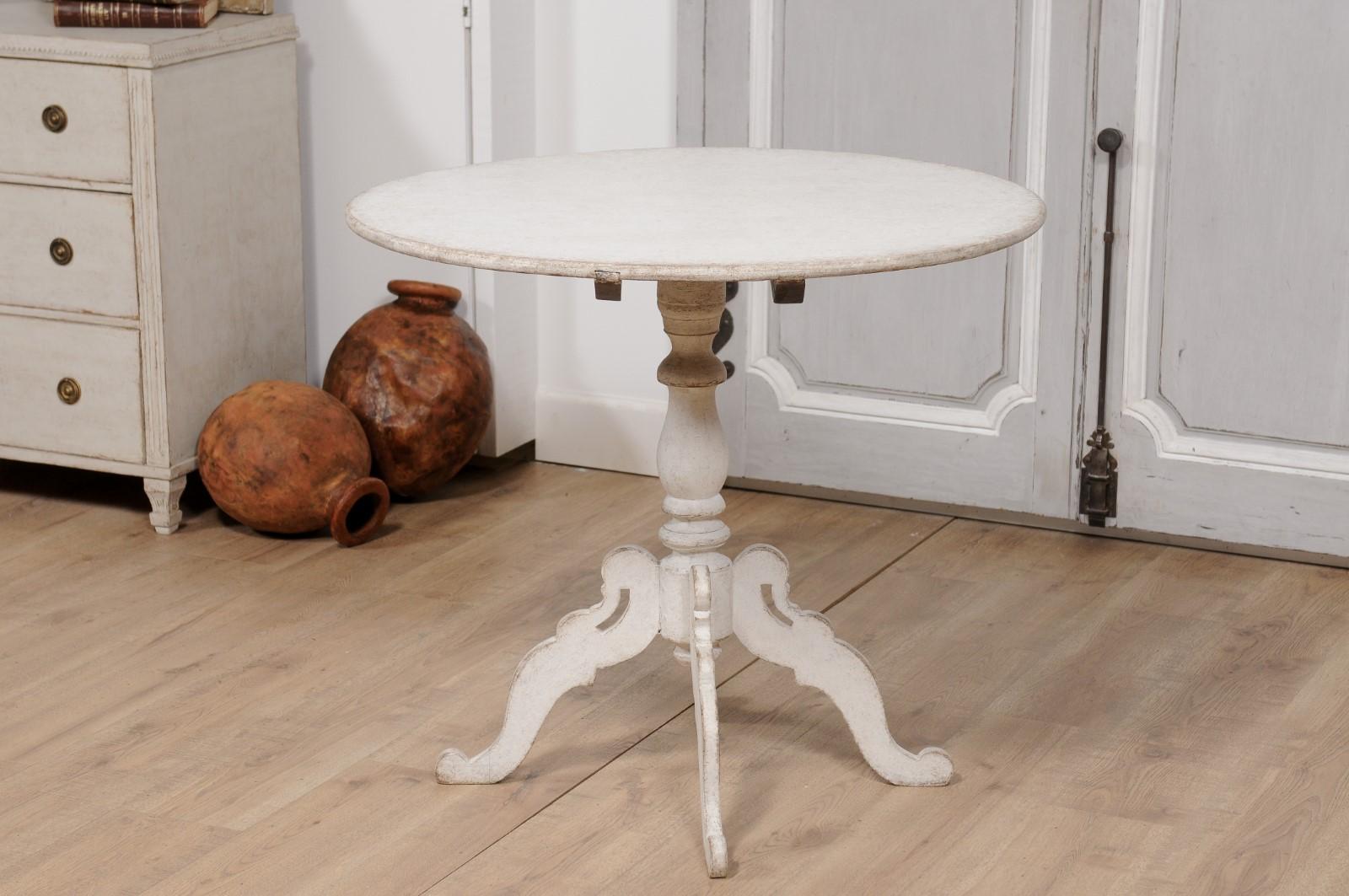 19th Century 1860s Swedish Light Grey Painted Tilt-Top Table with Round Top and Carved Legs For Sale