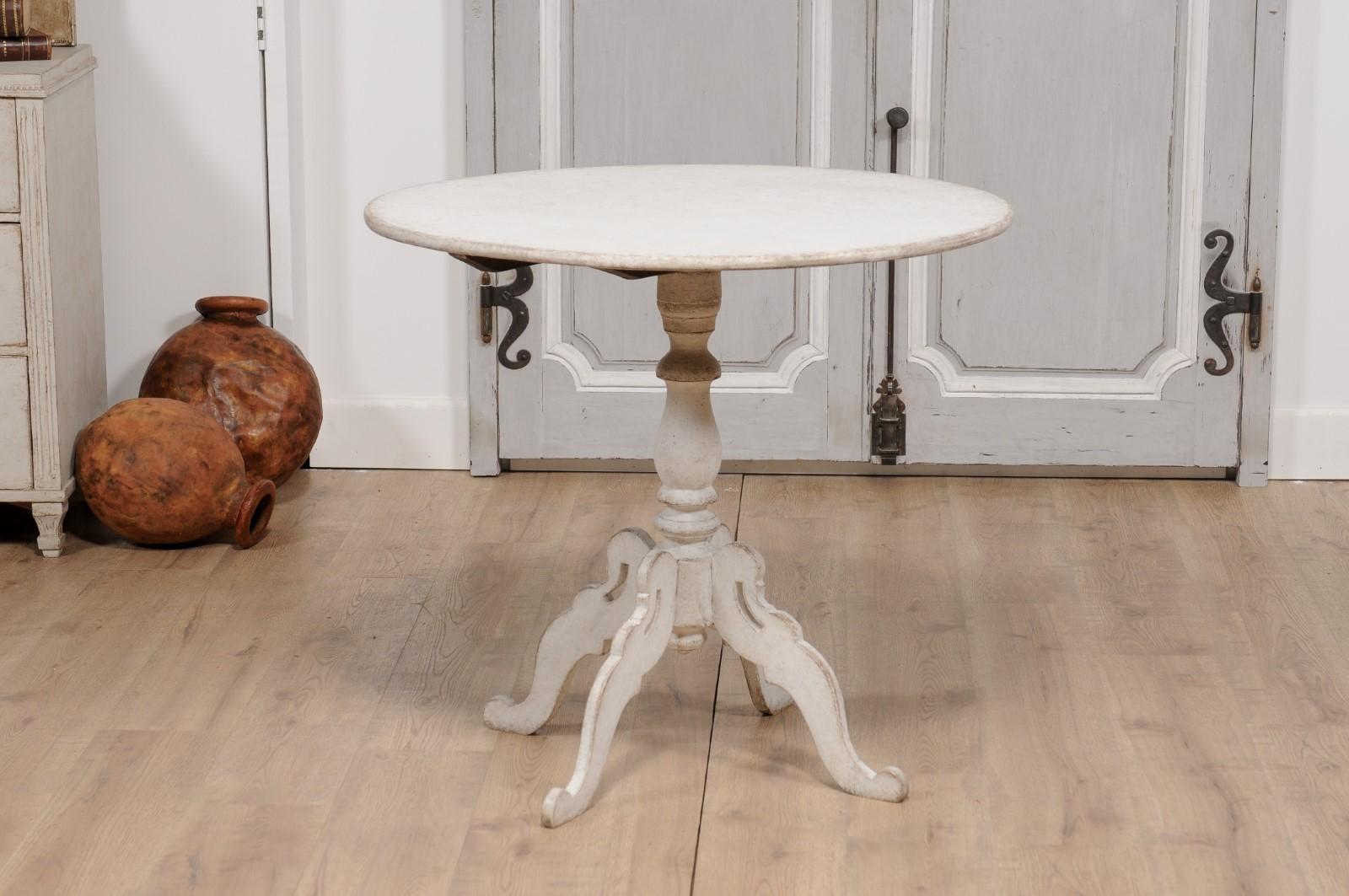 1860s Swedish Light Grey Painted Tilt-Top Table with Round Top and Carved Legs For Sale 1