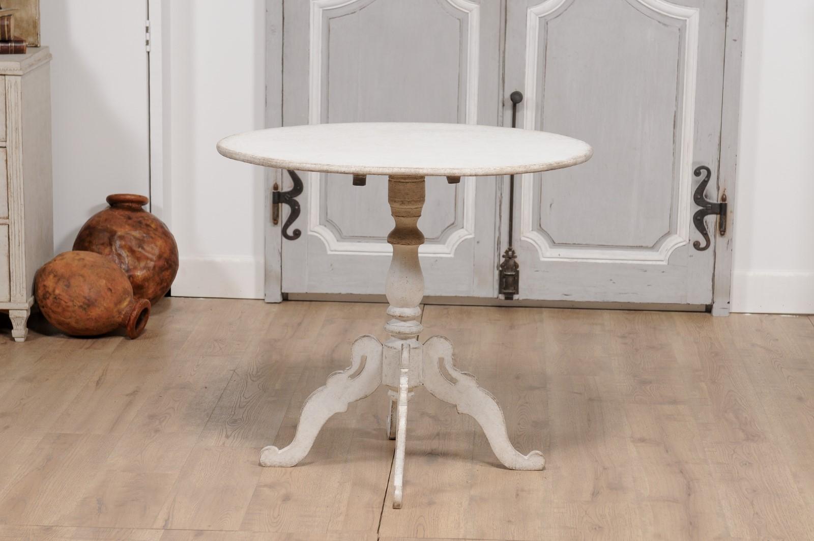1860s Swedish Light Grey Painted Tilt-Top Table with Round Top and Carved Legs For Sale 2